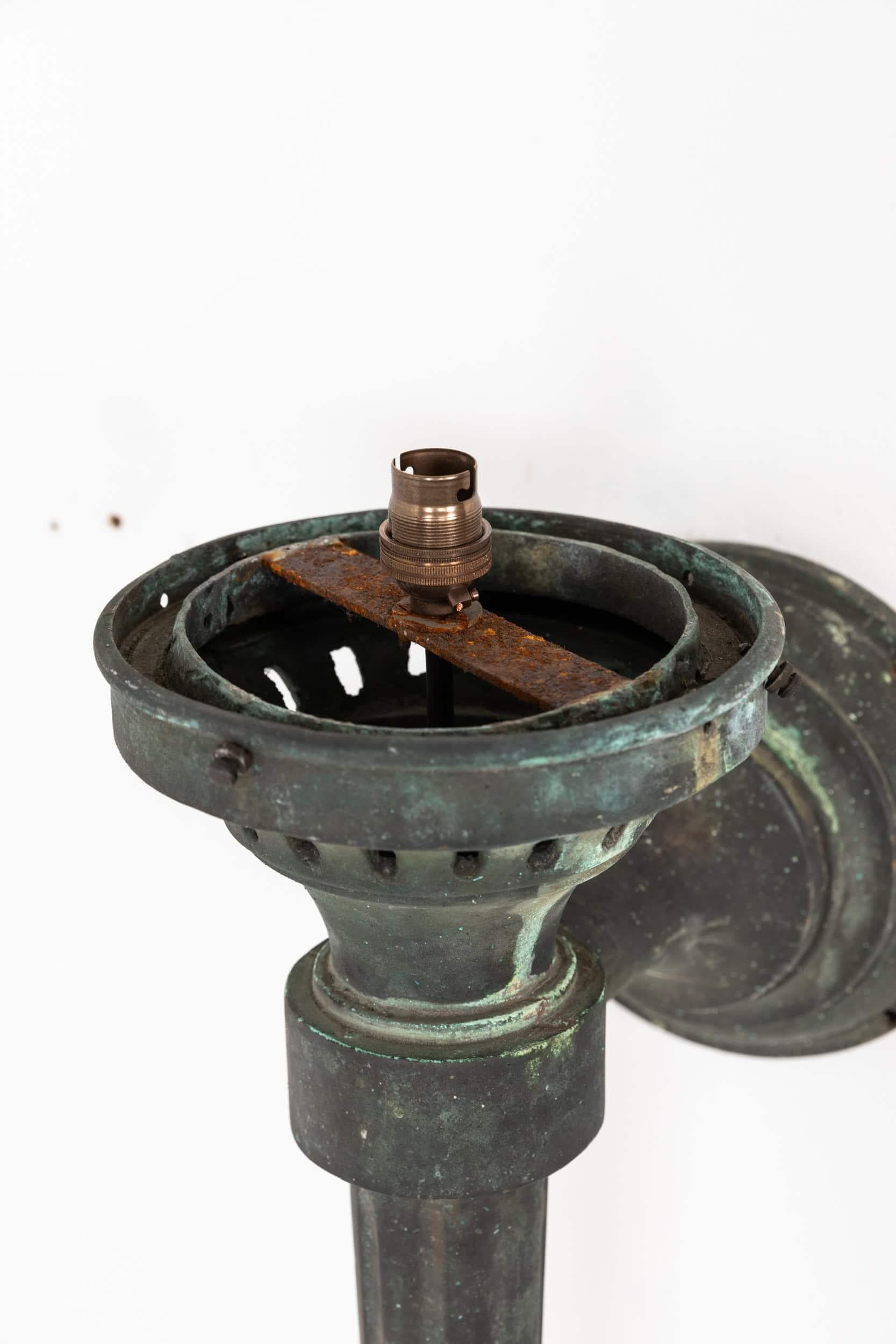 Anglais Paire d'appliques en bronze antique à flamme torchère c.1900 en vente