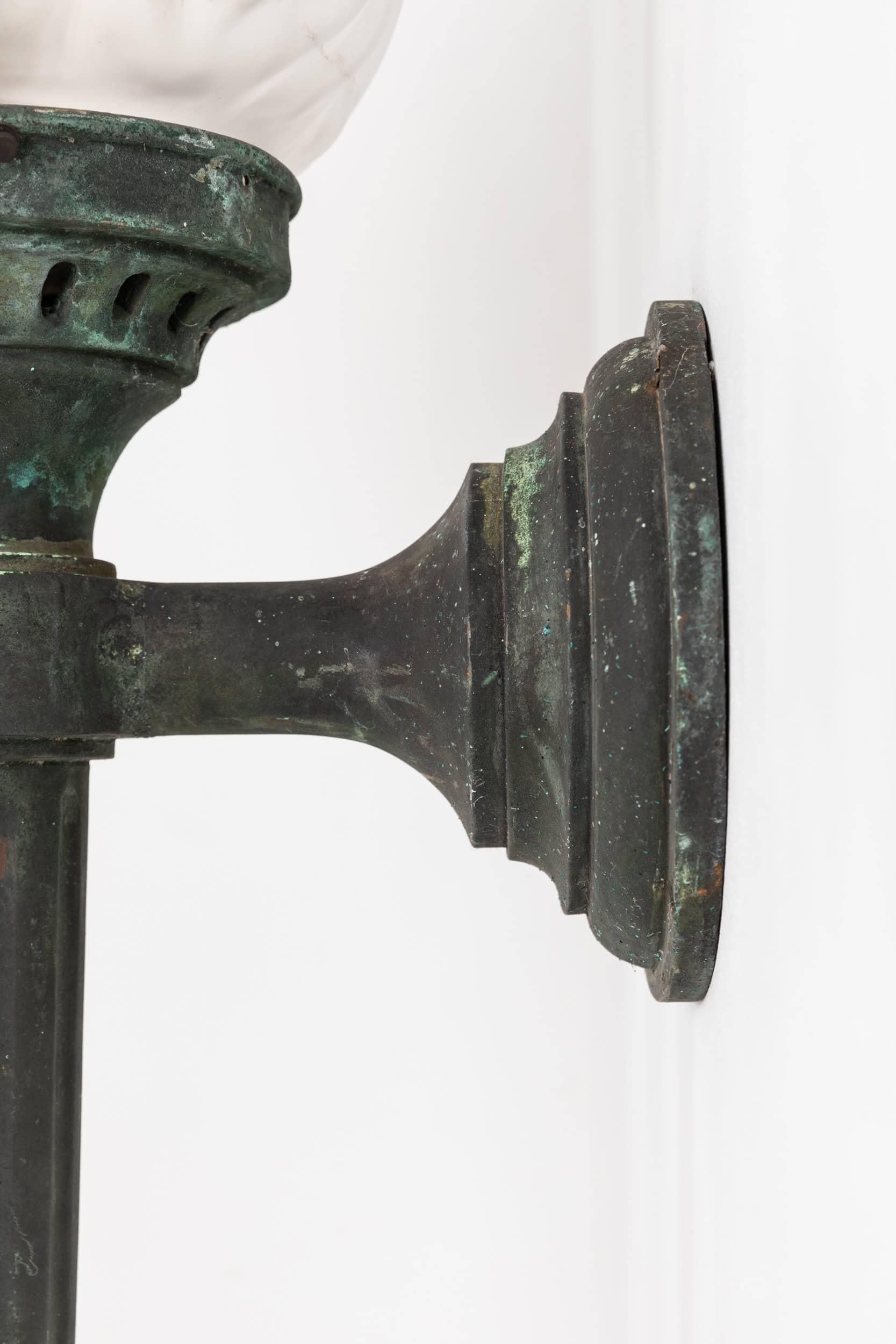 Paire d'appliques en bronze antique à flamme torchère c.1900 État moyen - En vente à London, GB