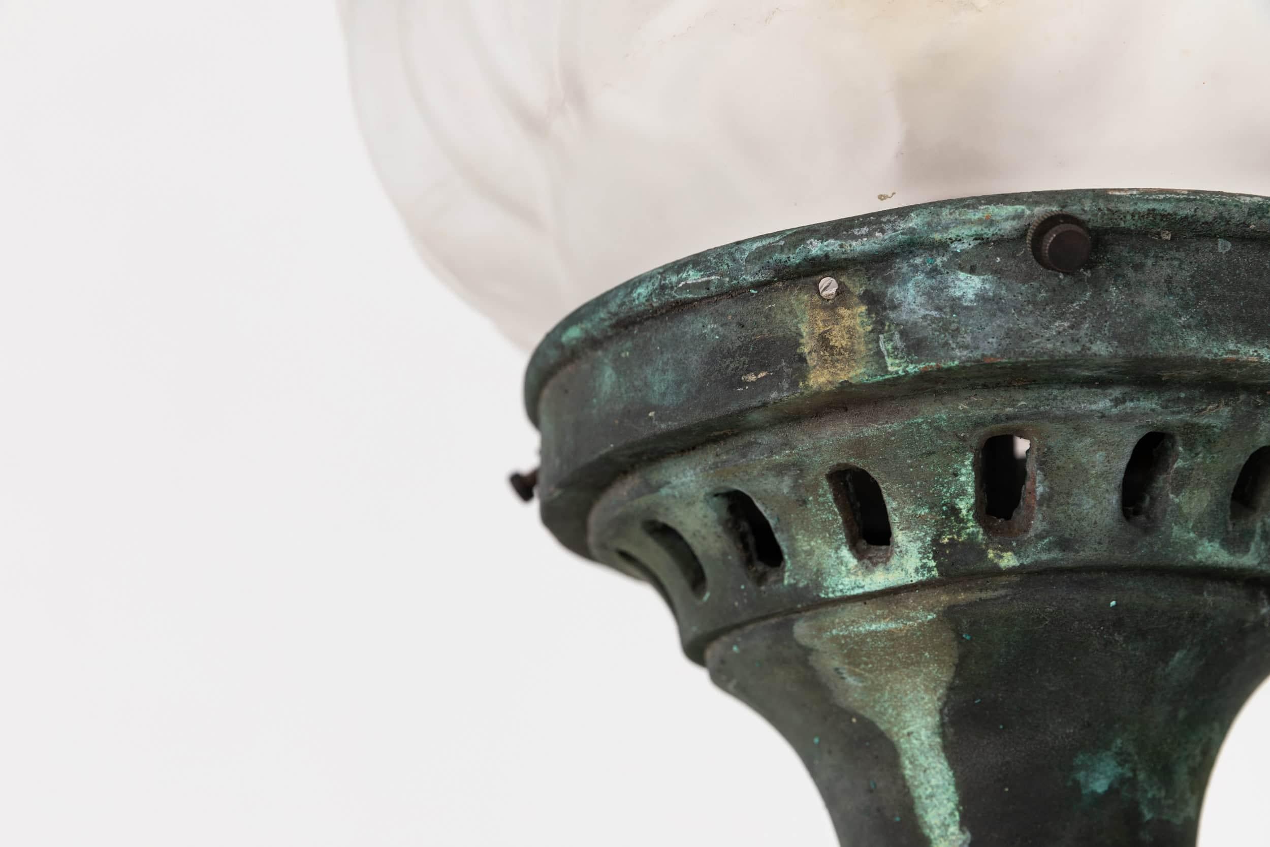 20ième siècle Paire d'appliques en bronze antique à flamme torchère c.1900 en vente