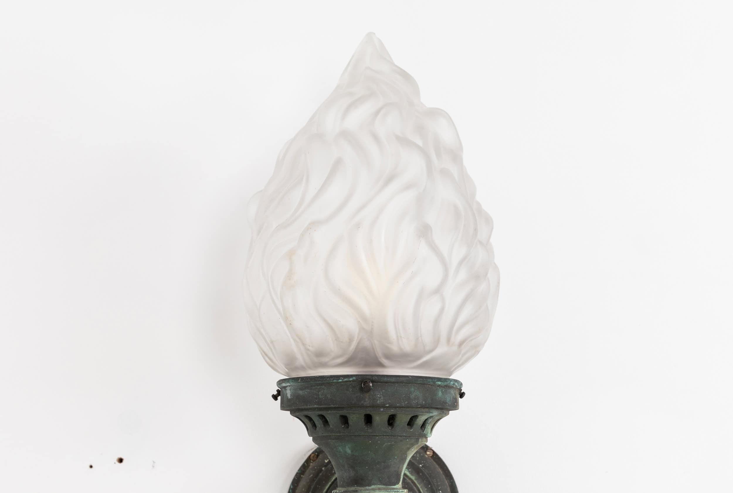 Verre Paire d'appliques en bronze antique à flamme torchère c.1900 en vente
