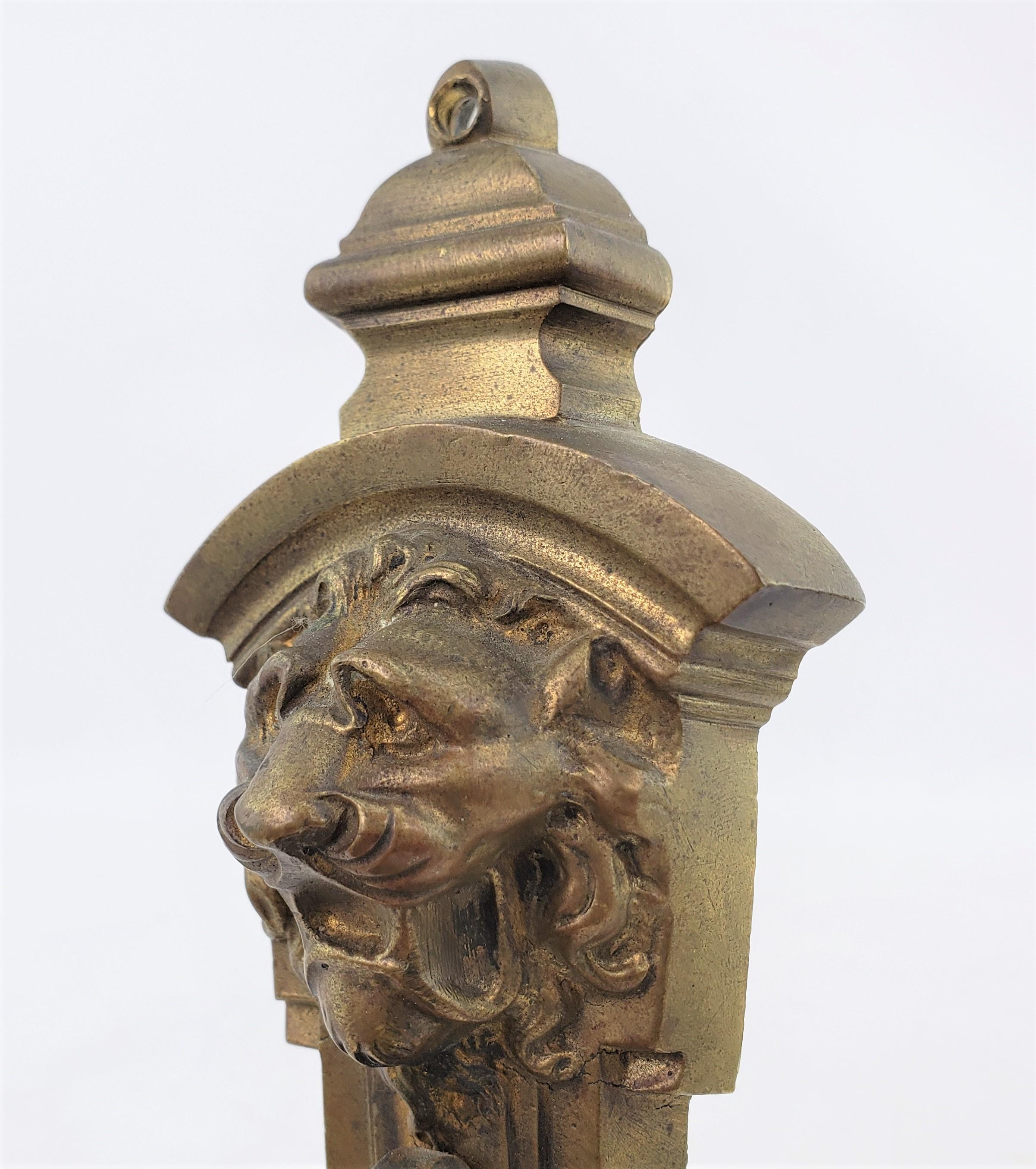 Paar antike Kerzenleuchter aus gegossener und vergoldeter Bronze mit Löwenkopf-Dekoration im Angebot 1