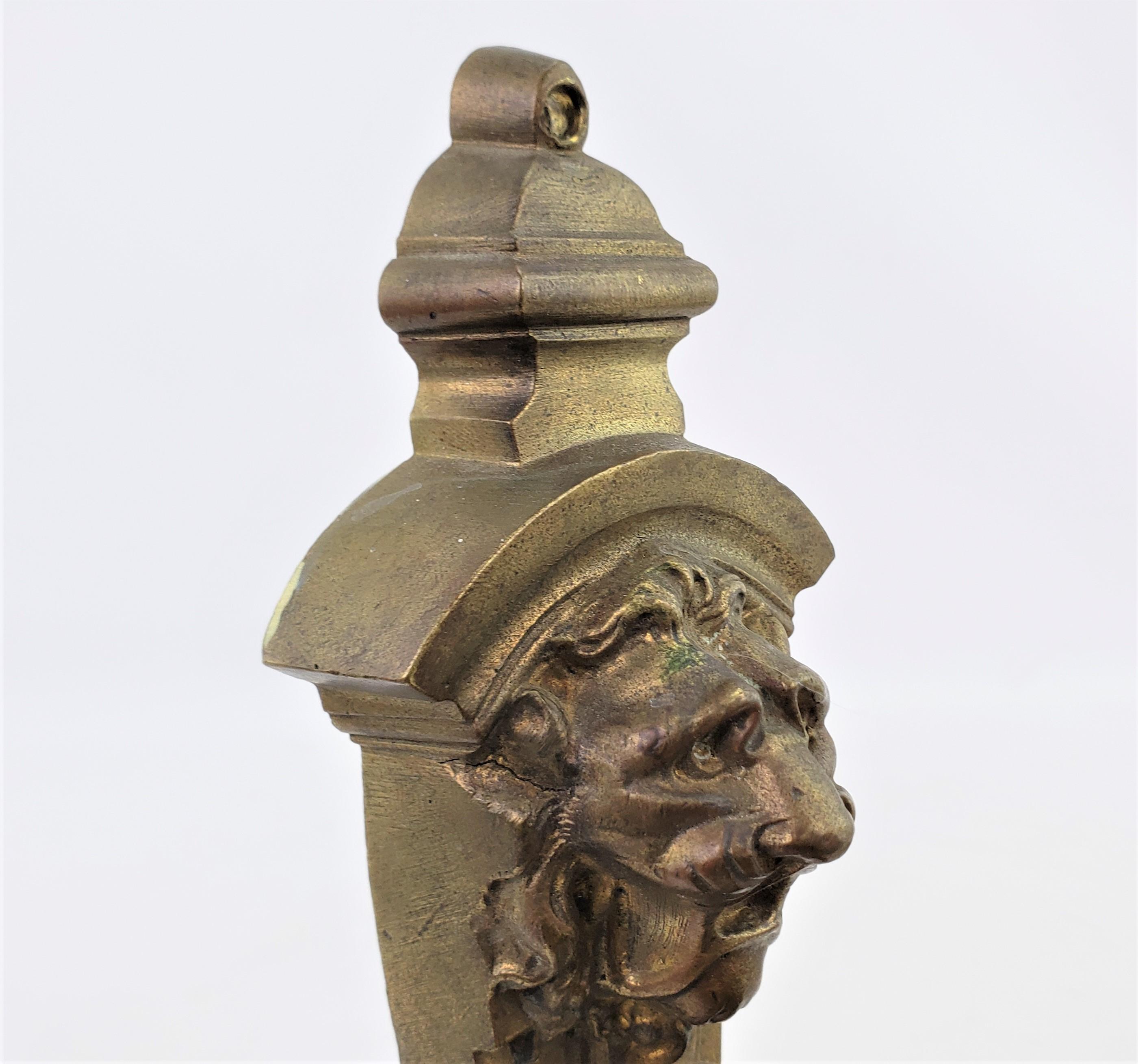 Paar antike Kerzenleuchter aus gegossener und vergoldeter Bronze mit Löwenkopf-Dekoration im Angebot 2
