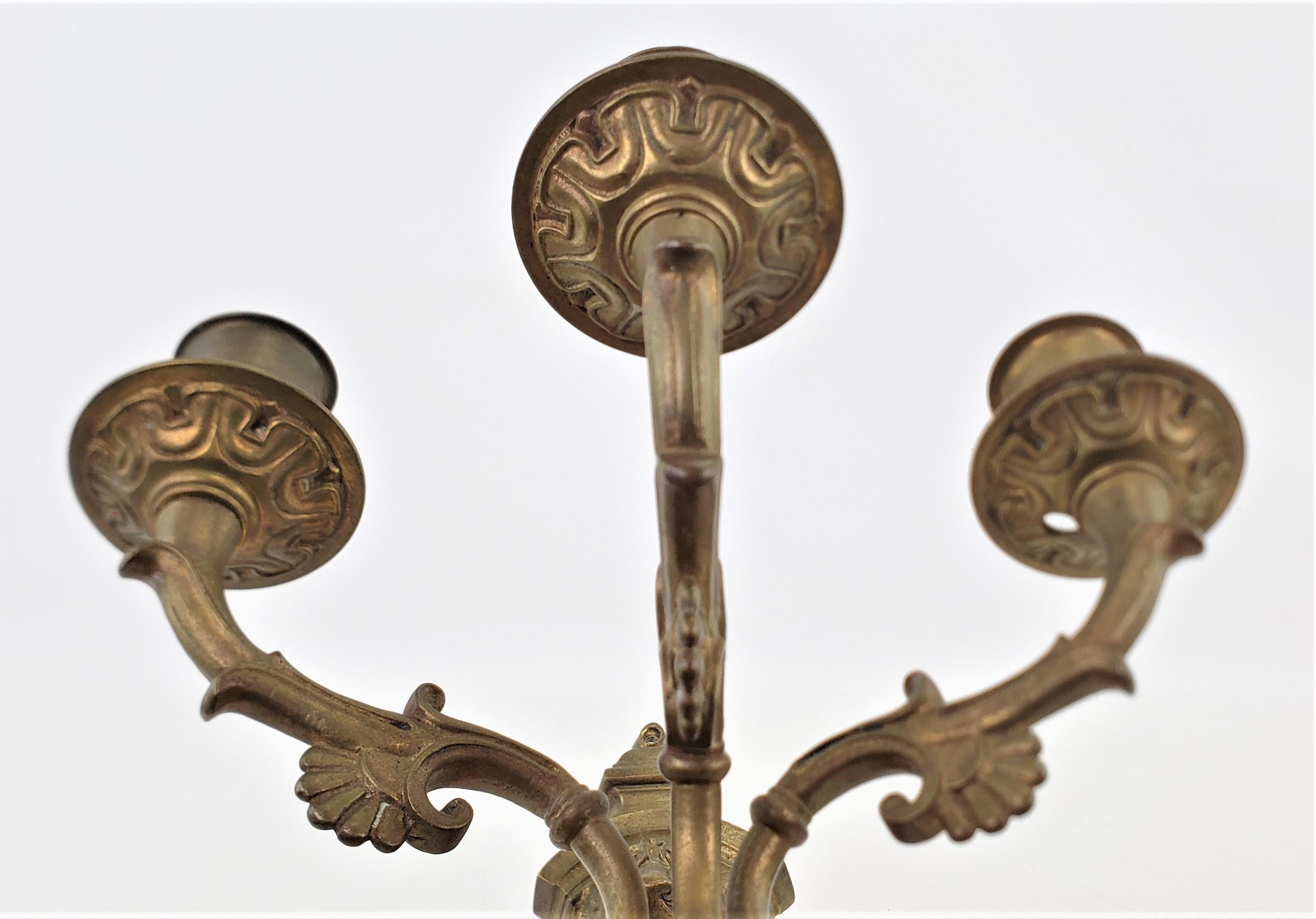 Paar antike Kerzenleuchter aus gegossener und vergoldeter Bronze mit Löwenkopf-Dekoration im Angebot 4