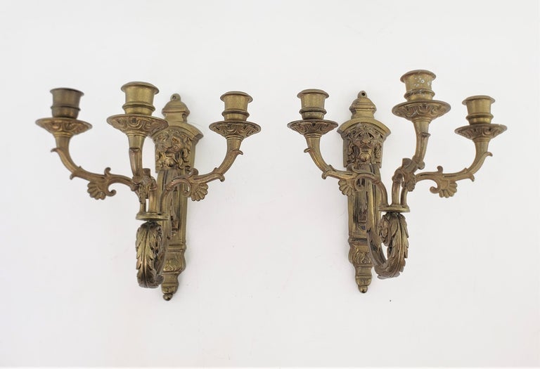 Paar antike Kerzenleuchter aus gegossener und vergoldeter Bronze mit  Löwenkopfdekoration im Angebot bei 1stDibs