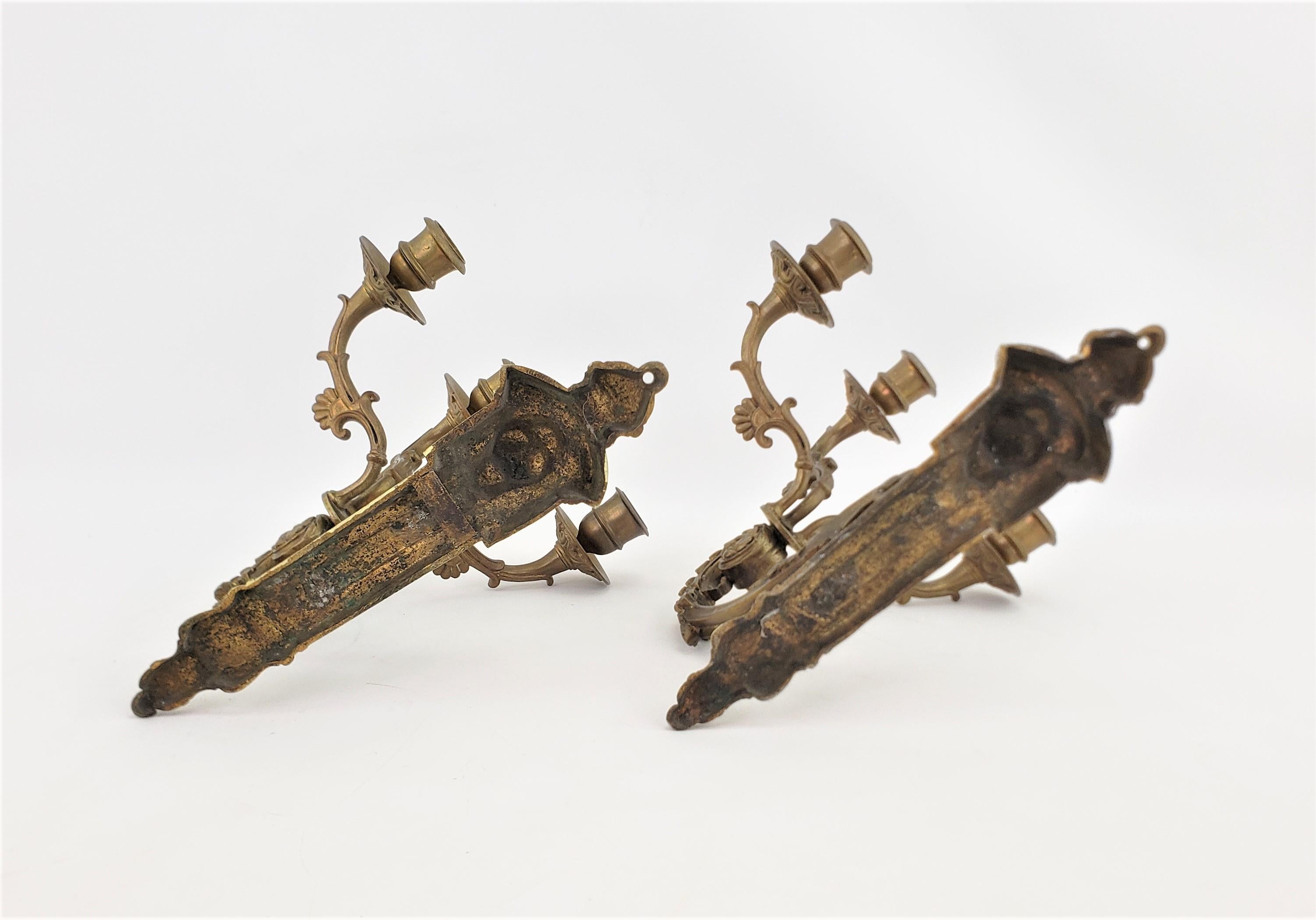 Paar antike Kerzenleuchter aus gegossener und vergoldeter Bronze mit Löwenkopf-Dekoration (Gegossen) im Angebot