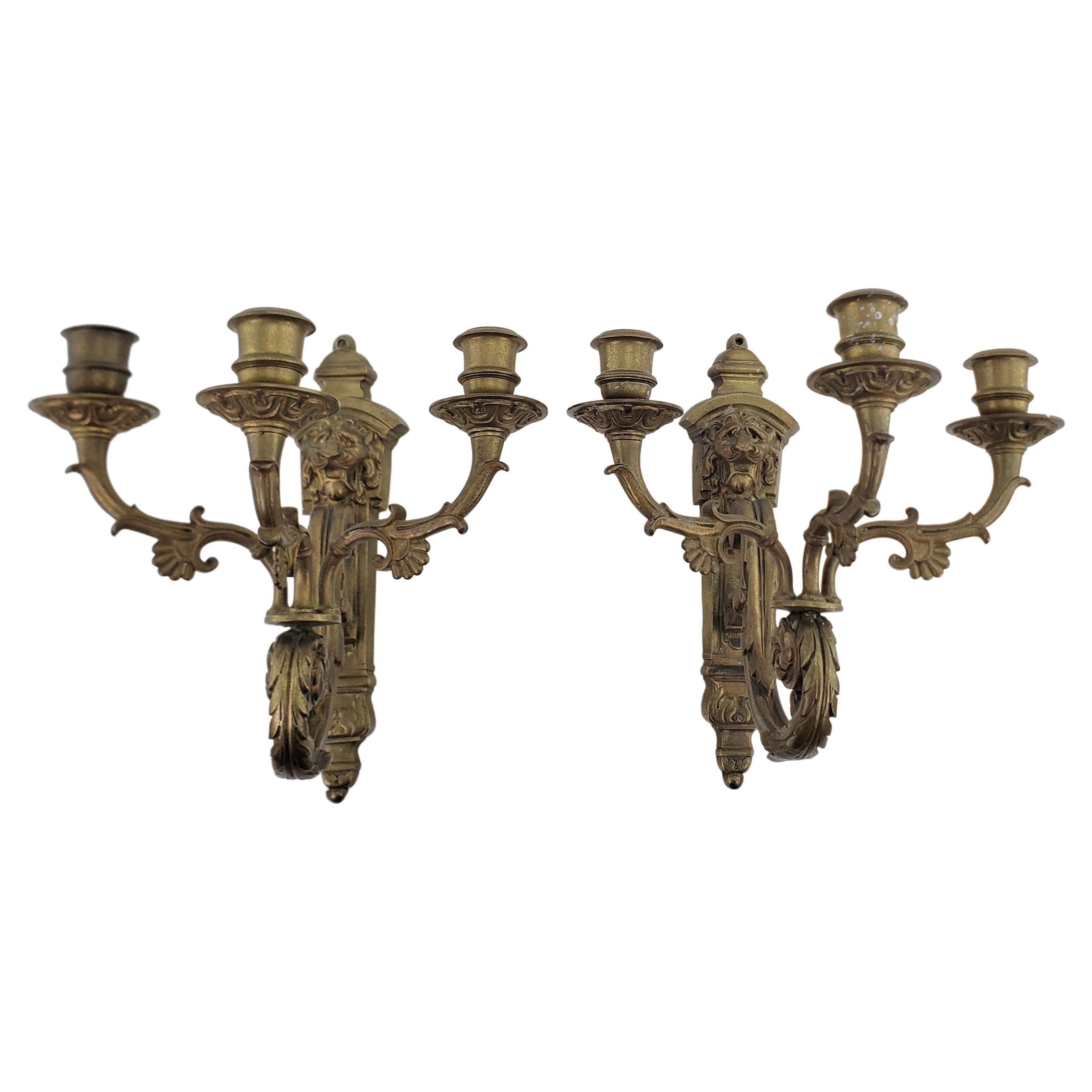 Paar antike Kerzenleuchter aus gegossener und vergoldeter Bronze mit Löwenkopf-Dekoration im Angebot