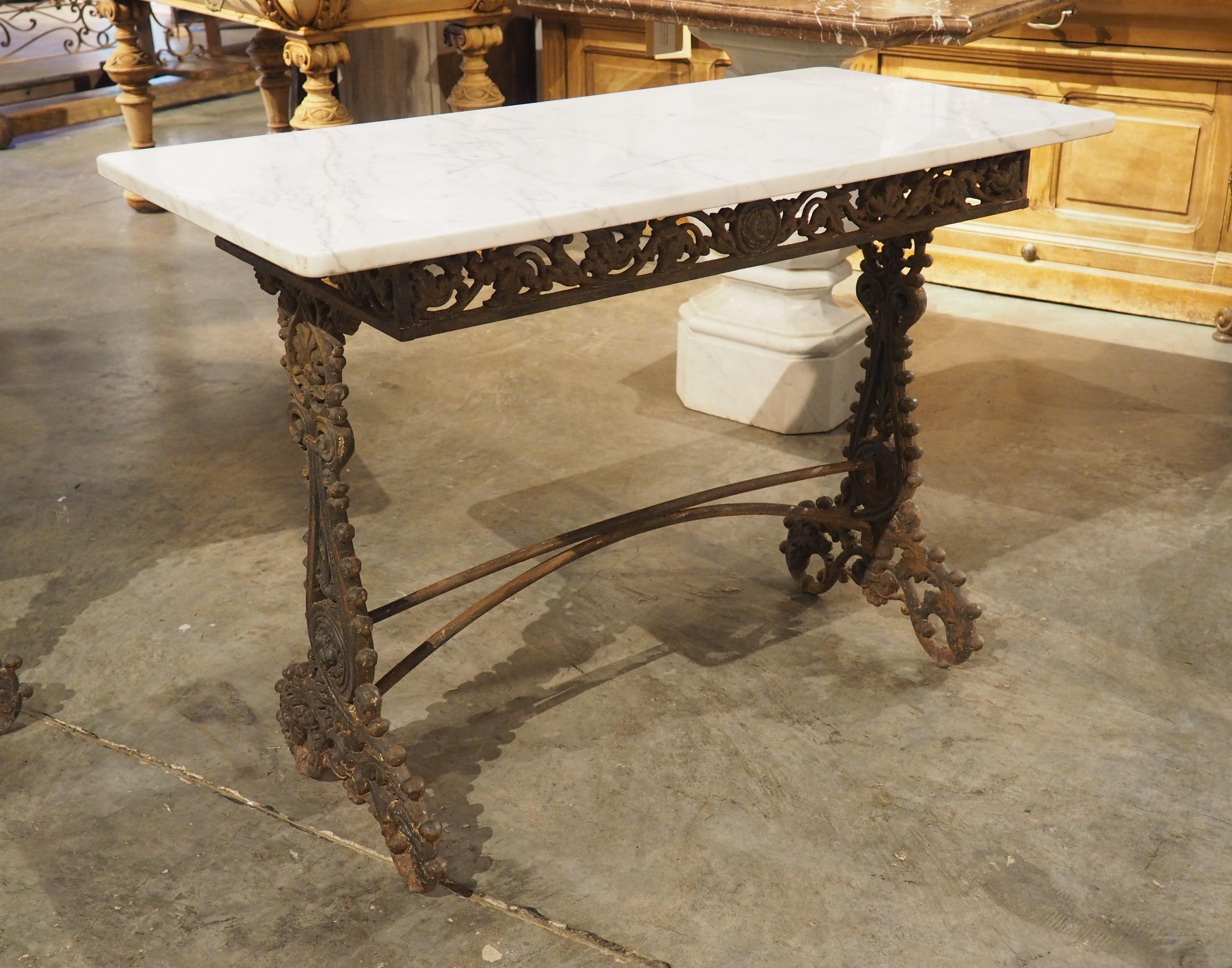 Ein vielseitiges Paar italienischer Tische, das sowohl drinnen als auch draußen verwendet werden kann. Dieses Paar Tische aus Gusseisen mit Platten aus Carrara-Marmor stammt aus der Zeit um 1900. Die schönen Marmorplatten sind 7/8 Zoll dick und