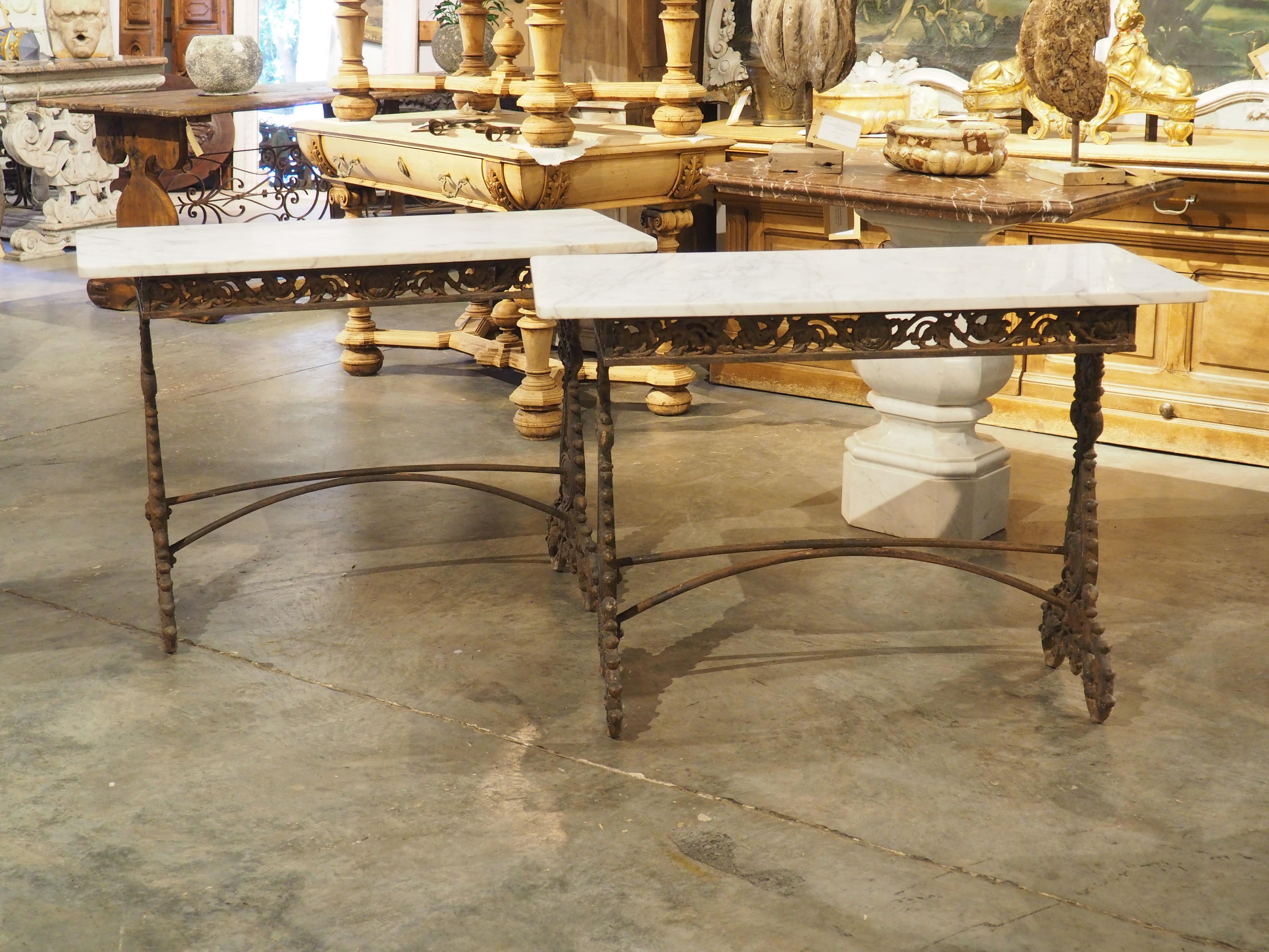 Paar antike Tische aus Gusseisen und Carrara-Marmorplatte aus Italien, um 1900 im Angebot 13