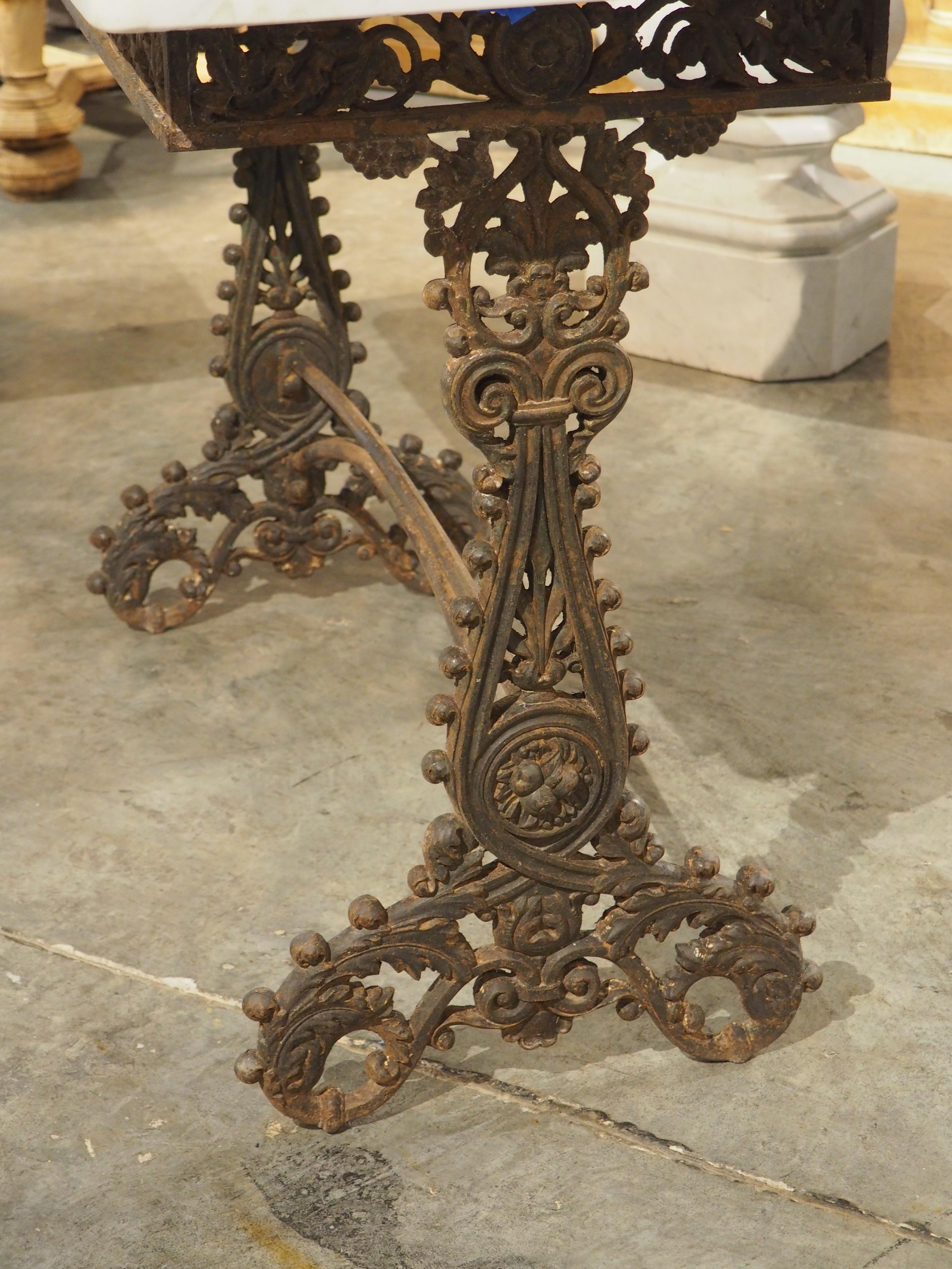 Paar antike Tische aus Gusseisen und Carrara-Marmorplatte aus Italien, um 1900 im Zustand „Gut“ im Angebot in Dallas, TX