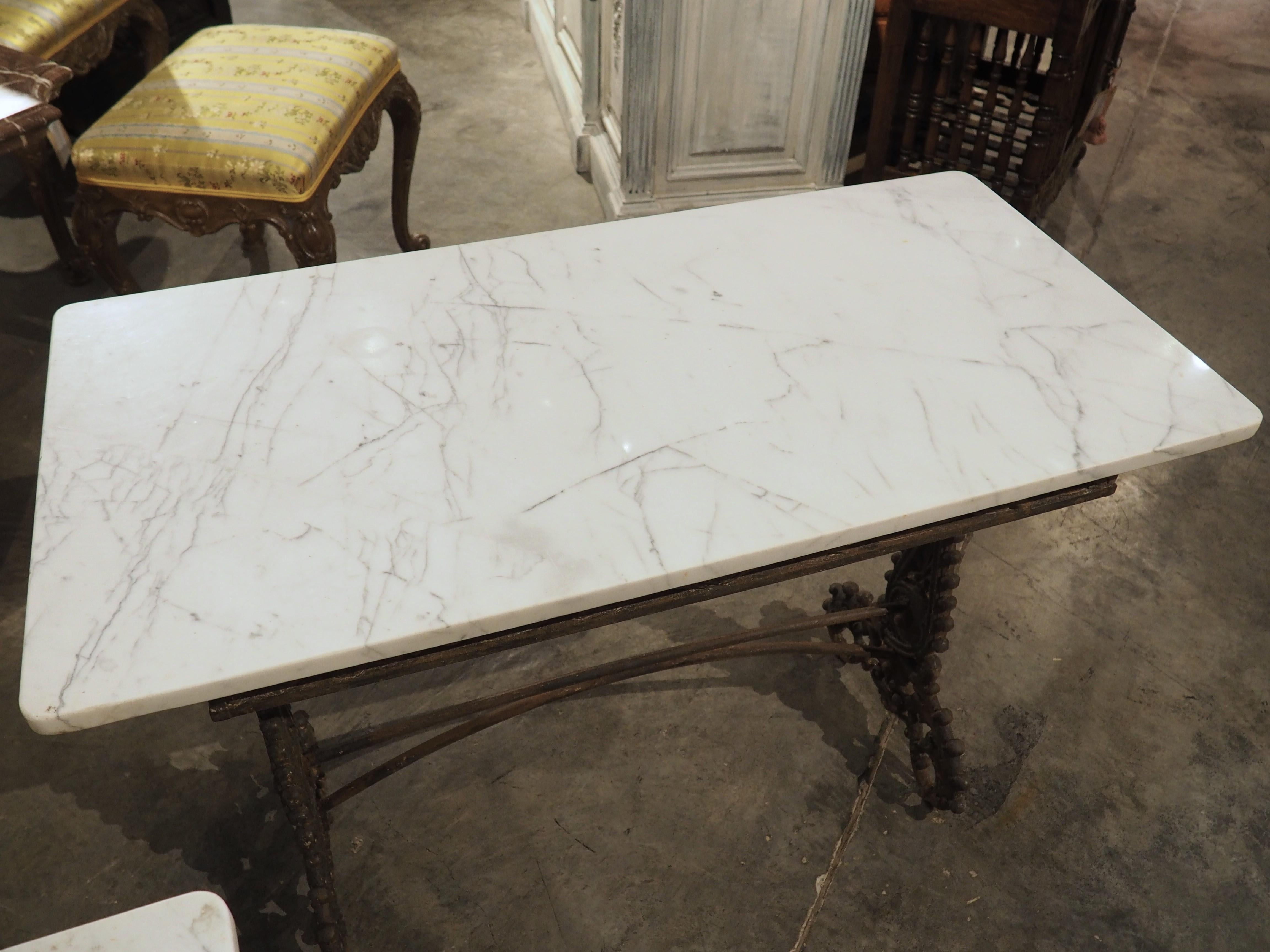 Paar antike Tische aus Gusseisen und Carrara-Marmorplatte aus Italien, um 1900 (Frühes 20. Jahrhundert) im Angebot