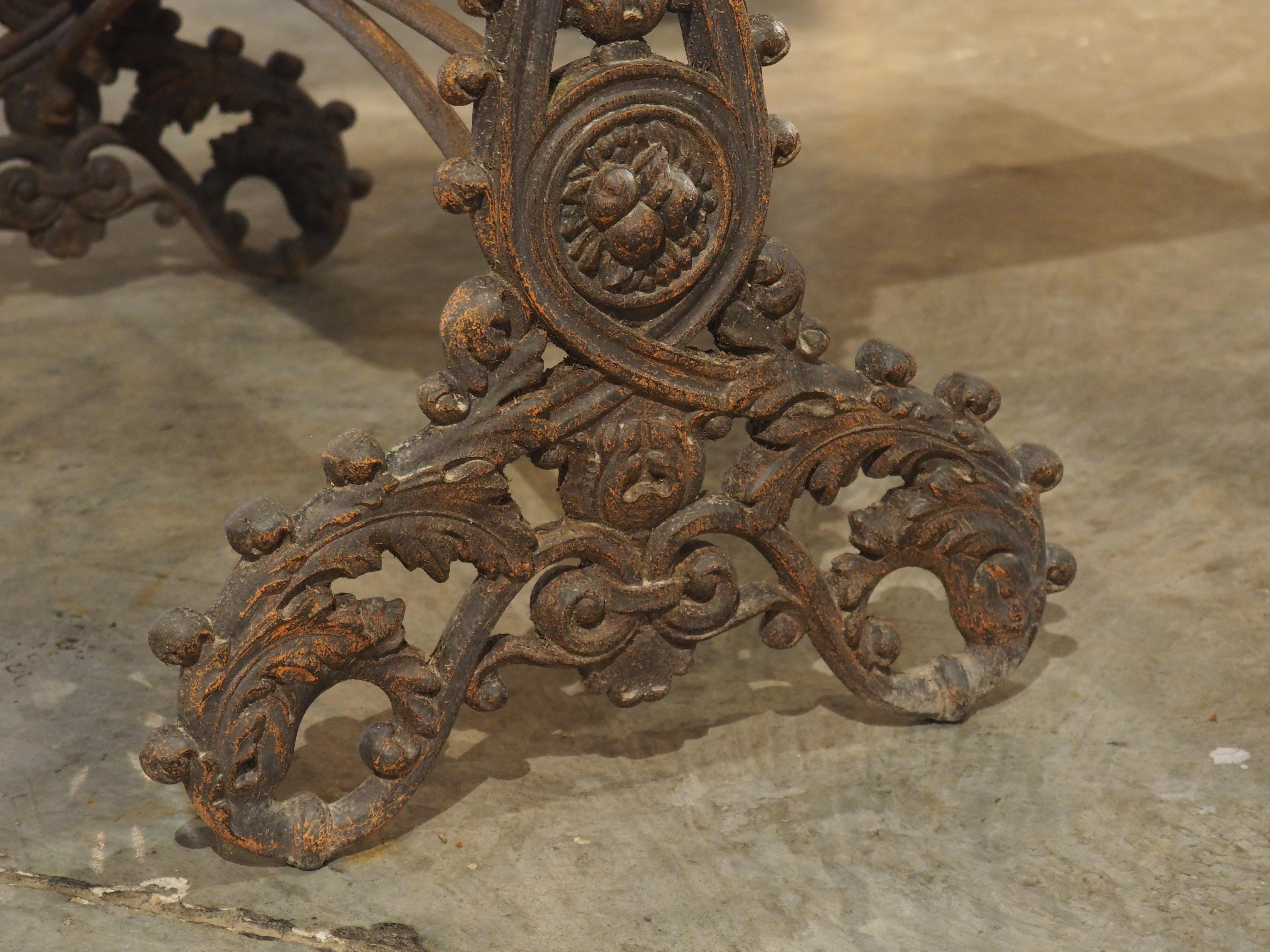 Paar antike Tische aus Gusseisen und Carrara-Marmorplatte aus Italien, um 1900 im Angebot 2
