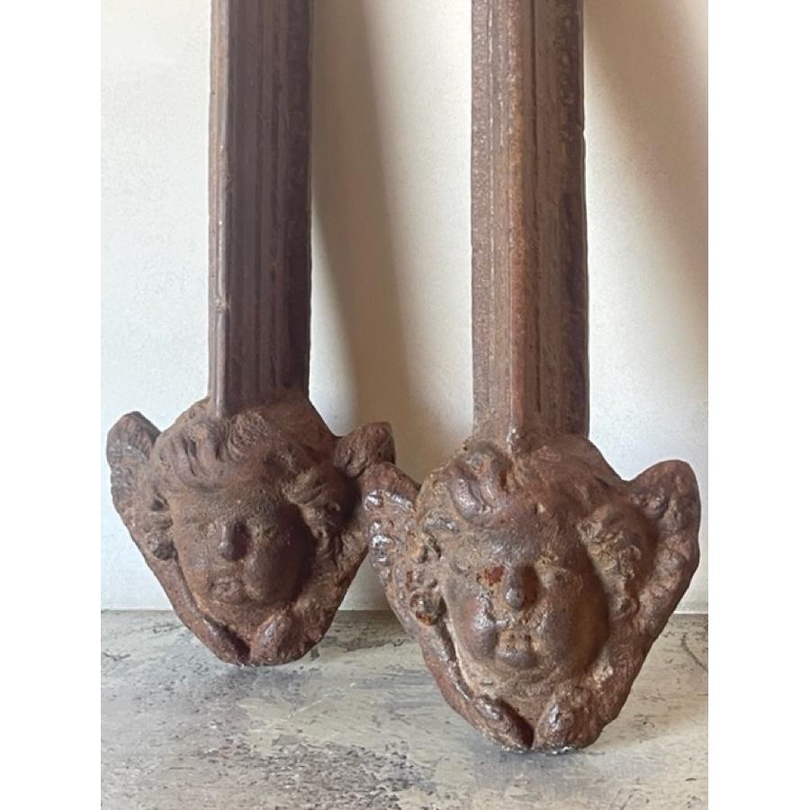 Paar antiker Engelsköpfe aus Gusseisen (Gegossen) im Angebot