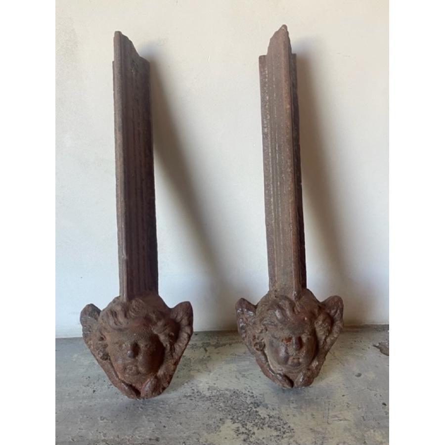 Paar antiker Engelsköpfe aus Gusseisen (Eisen) im Angebot
