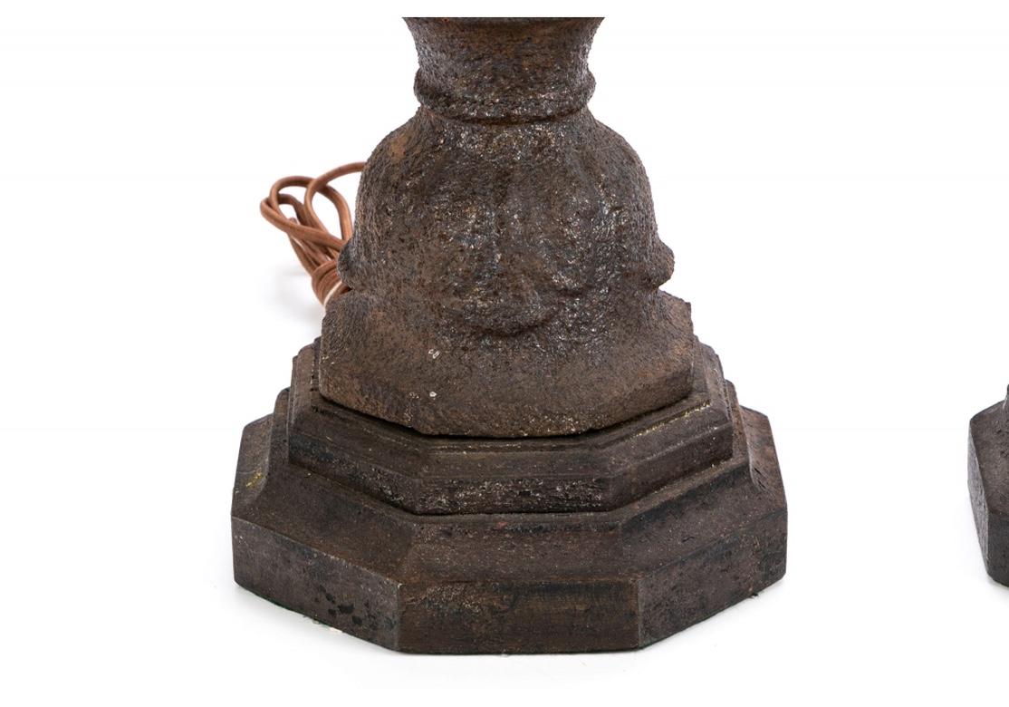 Paire d'éléments anciens en fonte comme lampes de bureau Abîmé - En vente à Bridgeport, CT
