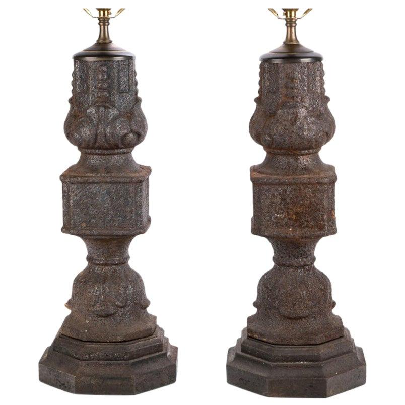 Paar antike gusseiserne Elemente als Tischlampen im Angebot