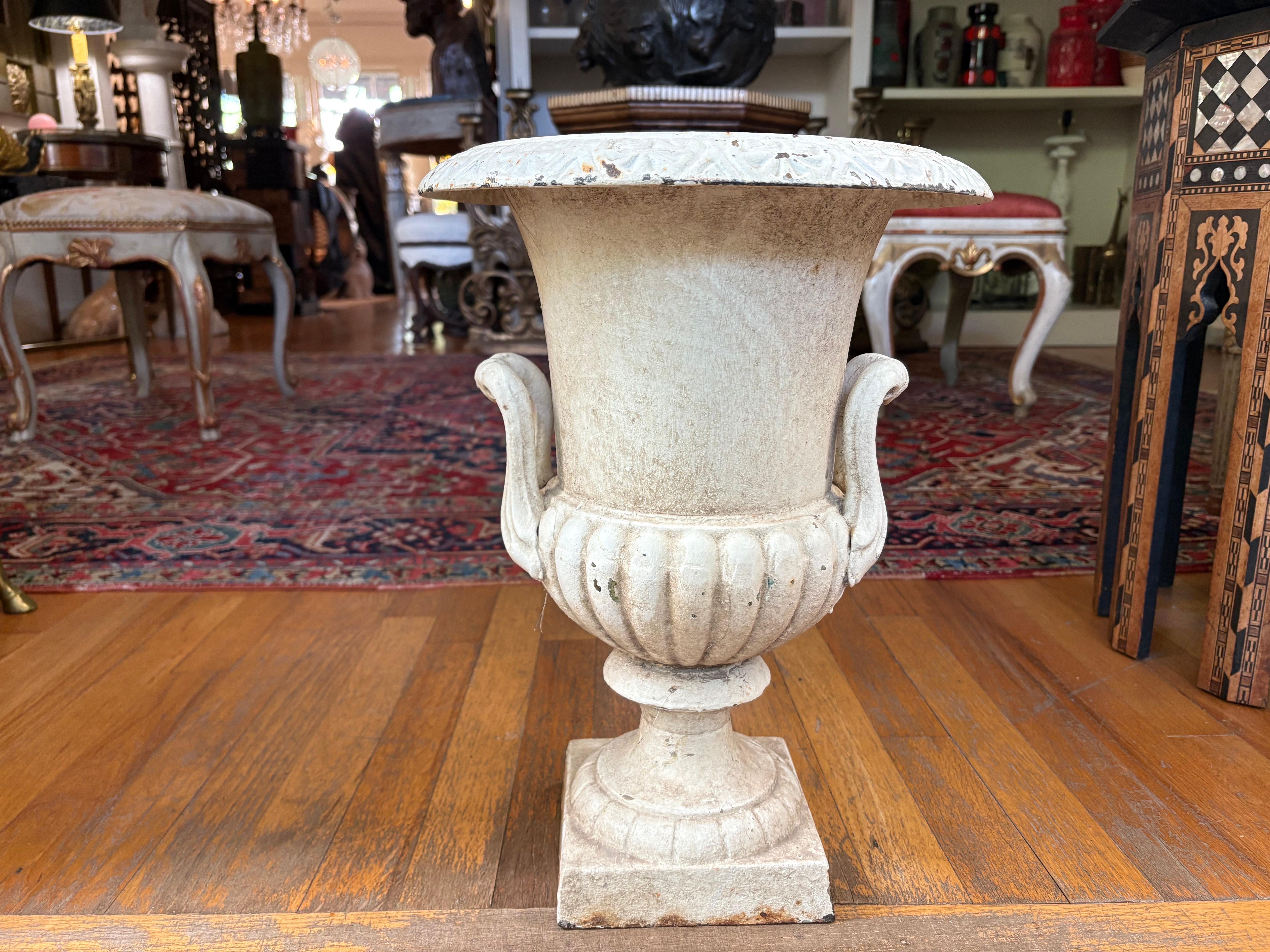 Coppia di antiche urne da giardino in ghisa.
In offerta una bella coppia di urne da giardino in ghisa del XIX secolo in stile greco, forse di origine inglese. Queste bellissime urne medicee o ornamenti da giardino con manici stilizzati sono