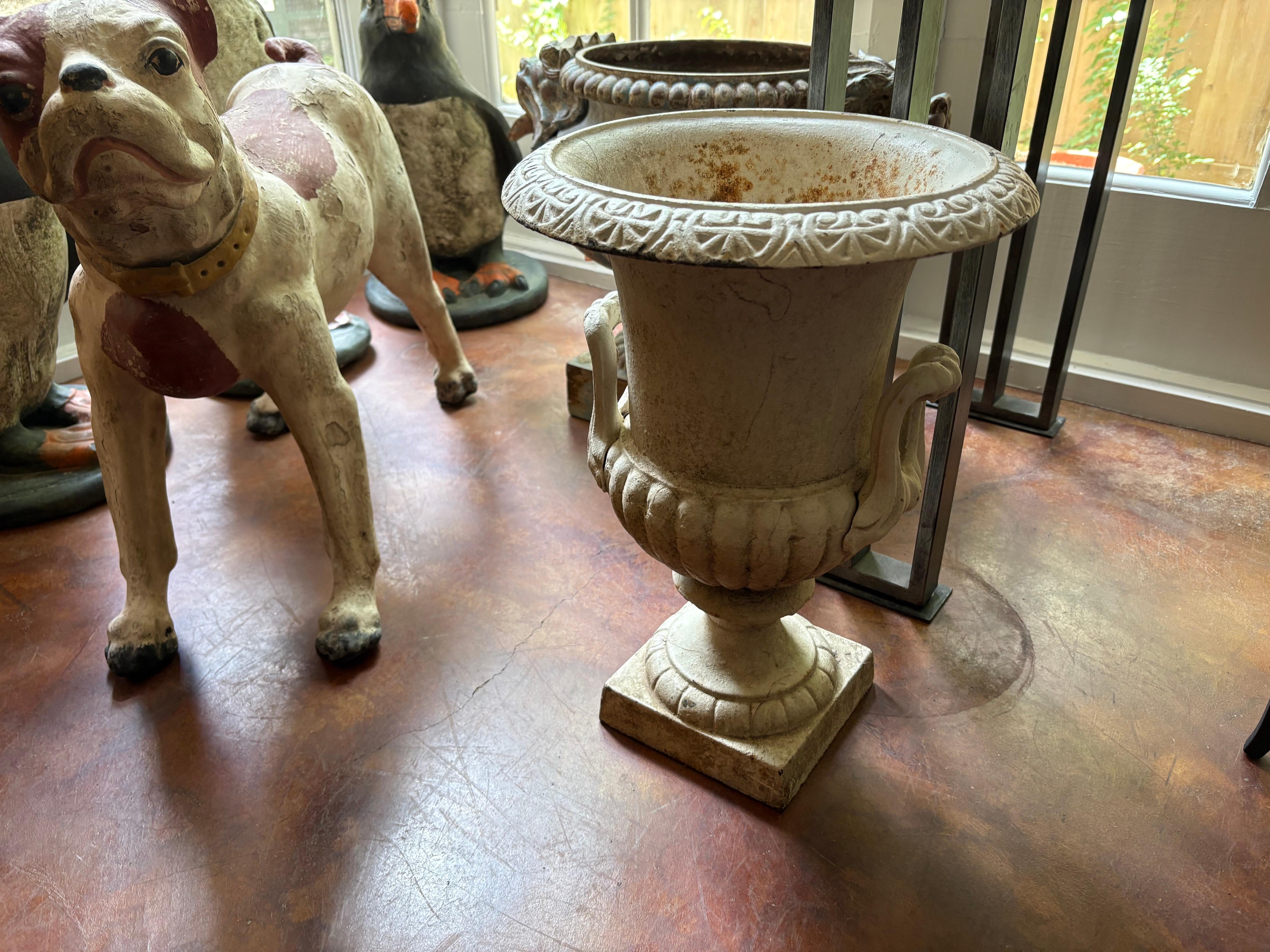 Greco-romano Coppia di antiche urne da giardino in ghisa in vendita