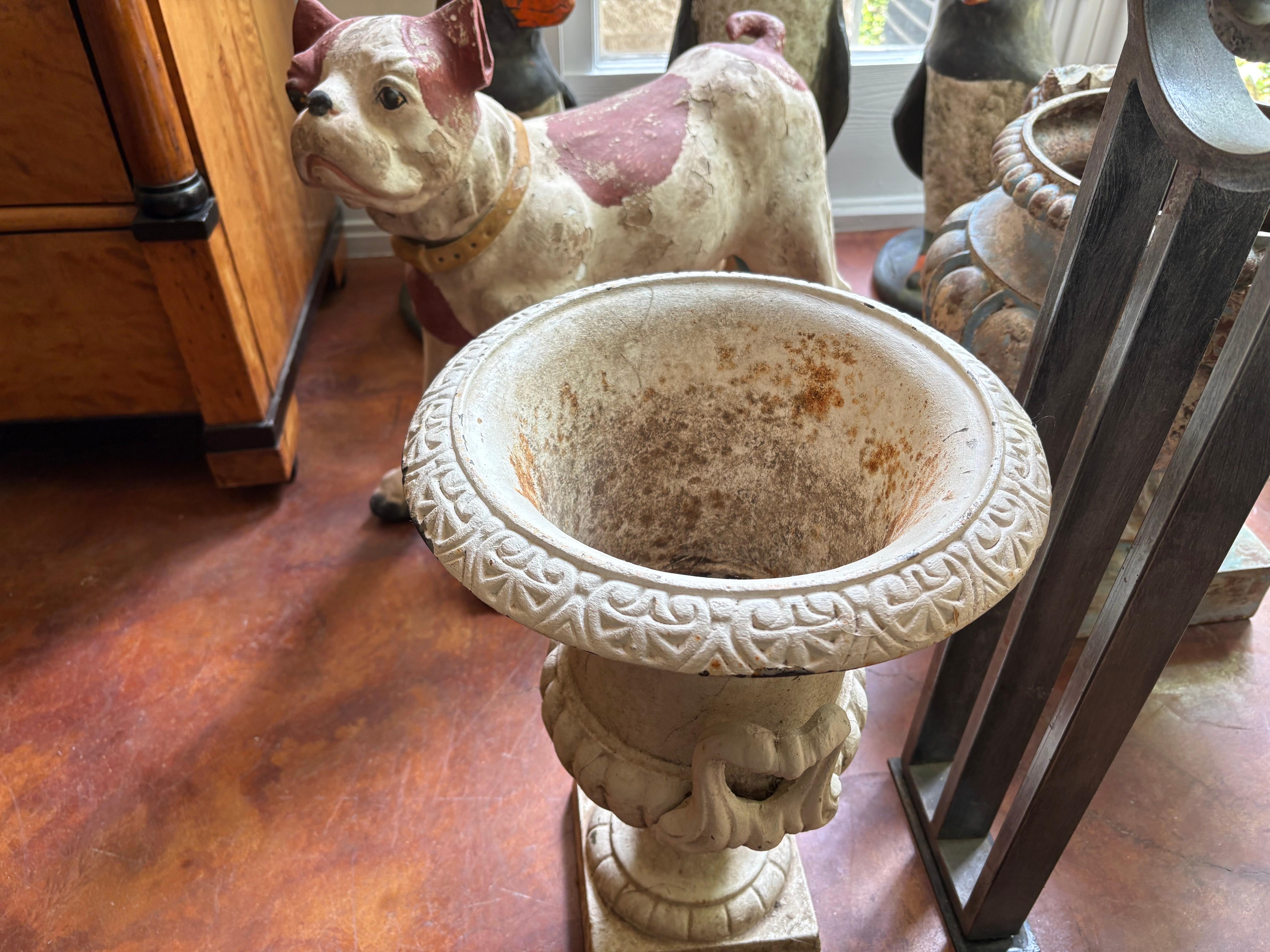 XIX secolo Coppia di antiche urne da giardino in ghisa in vendita