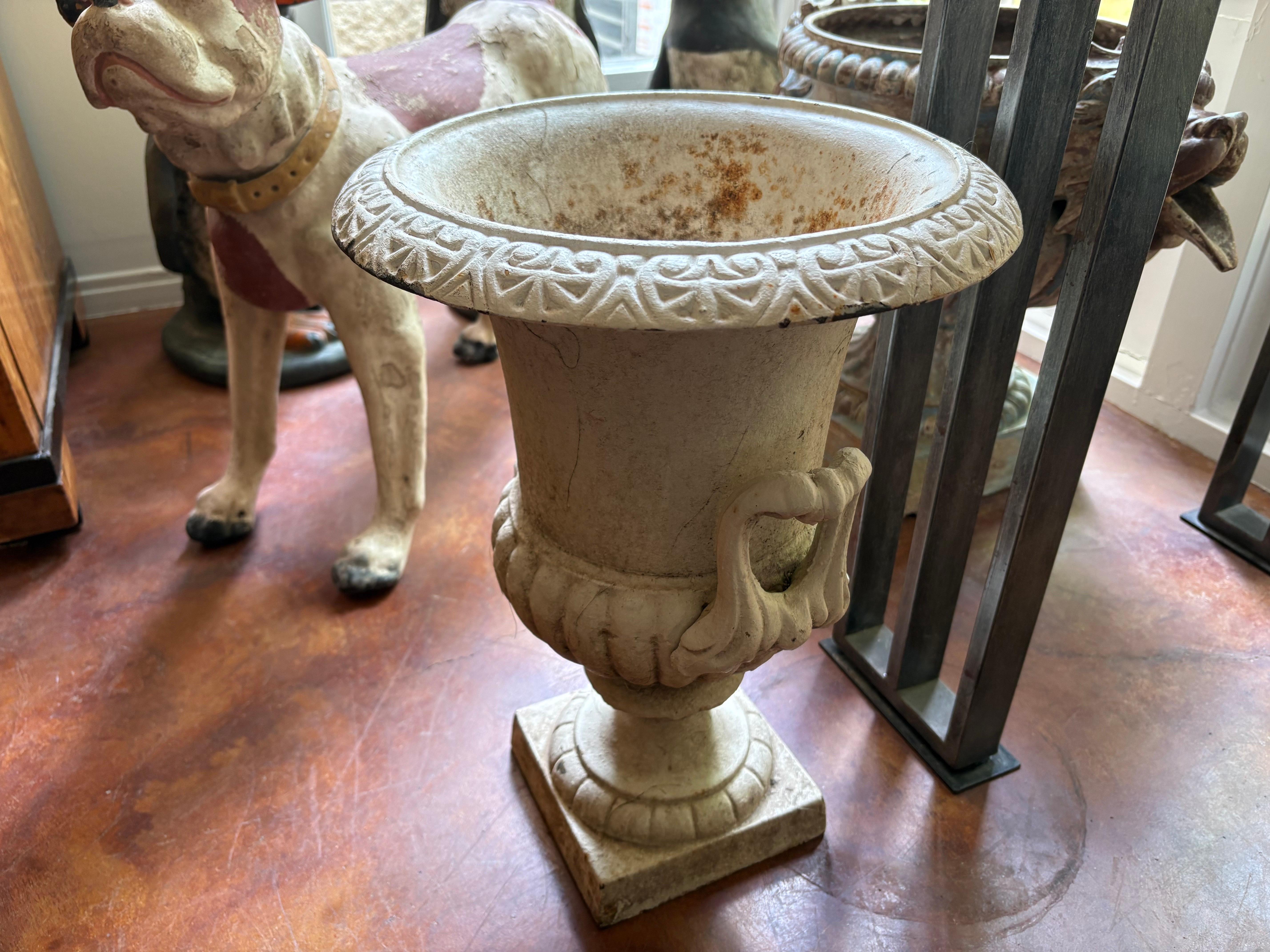 Ferro Coppia di antiche urne da giardino in ghisa in vendita