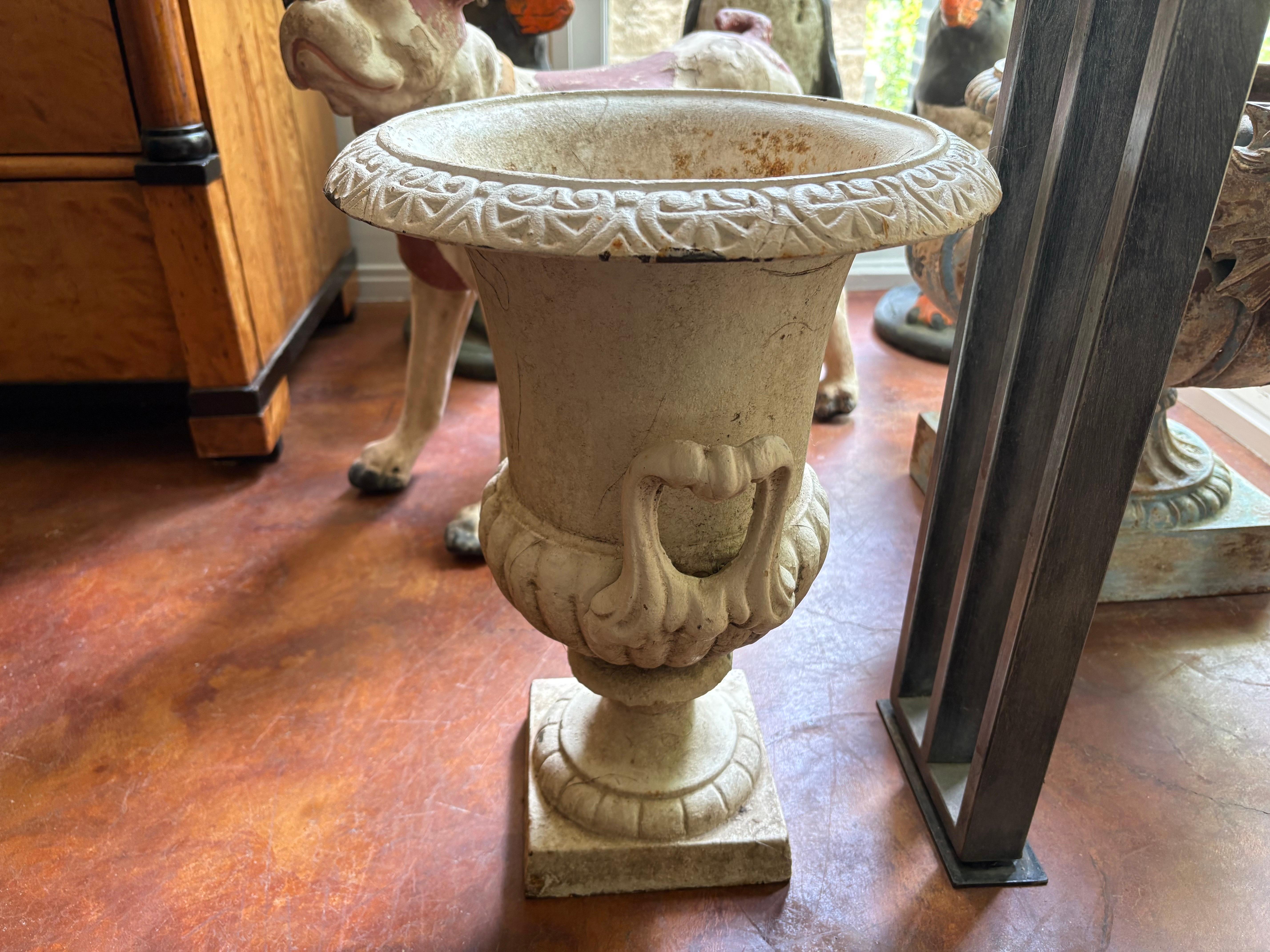 Coppia di antiche urne da giardino in ghisa in vendita 1