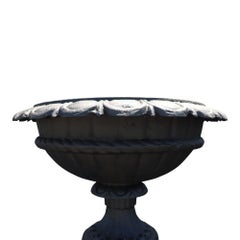 Paire d'urnes de jardin anciennes en fonte avec socles à motifs floraux stylisés, vers 1900