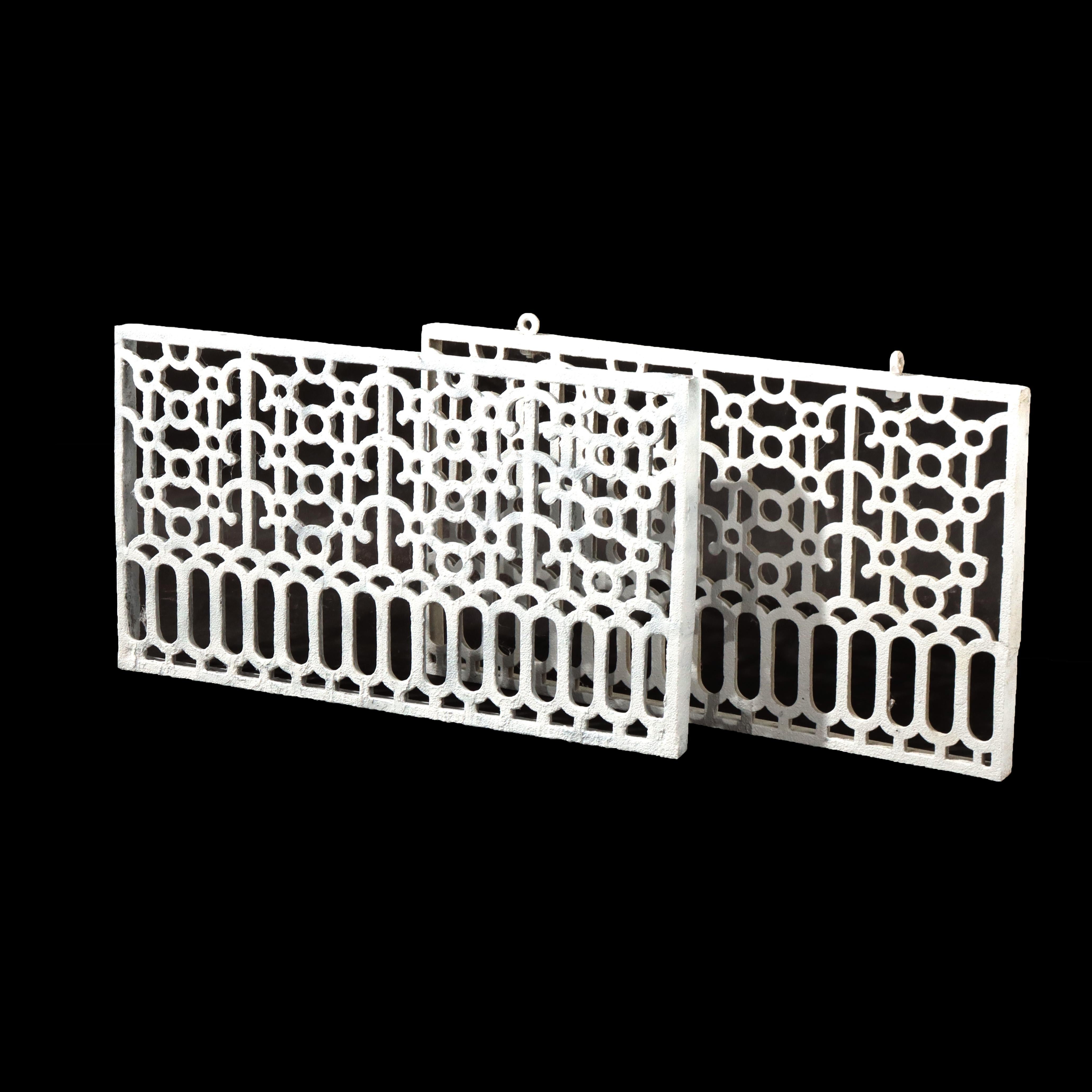 Pair Of Antique Cast Iron Grates C1900 In Good Condition For Sale In Big Flats, NY