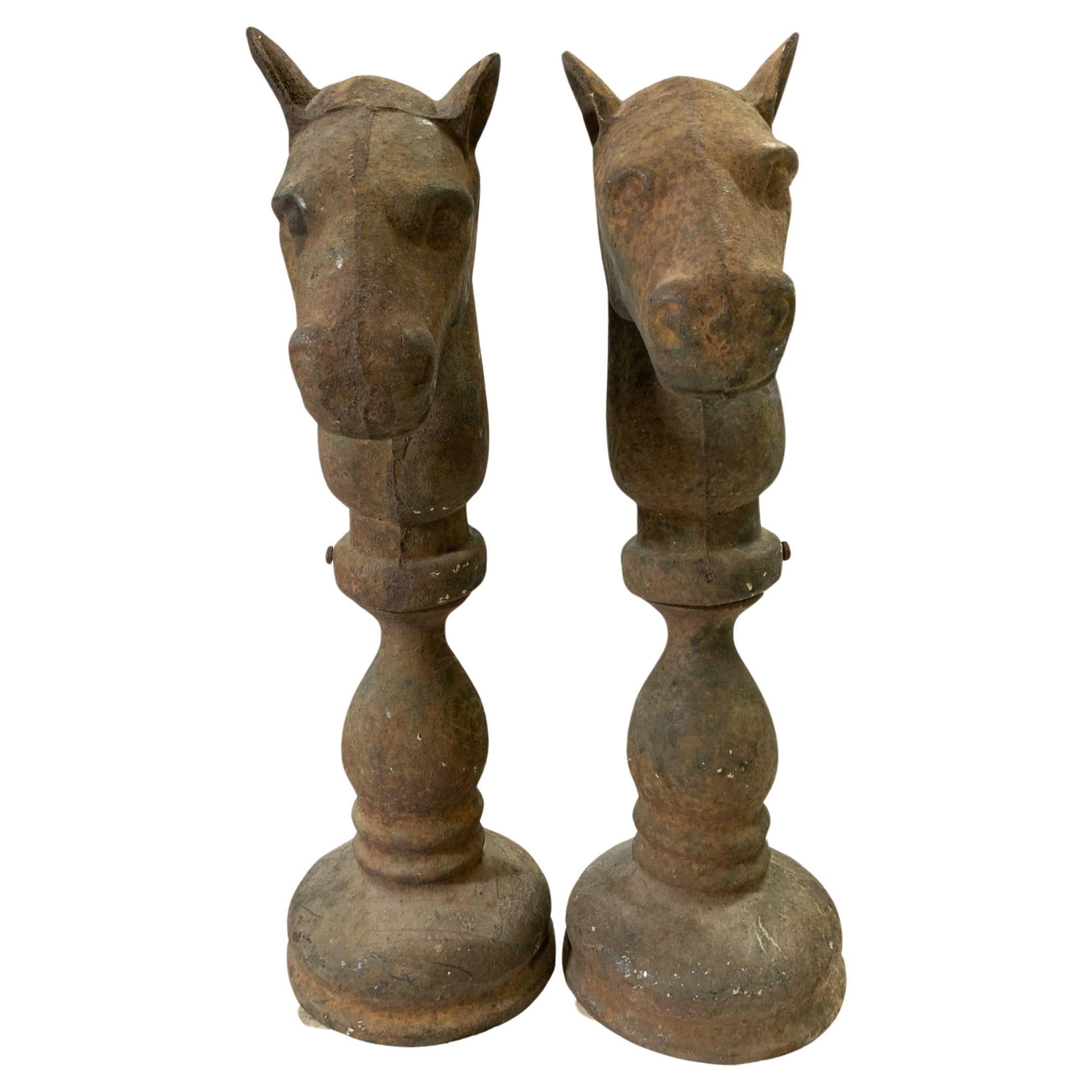 Paar antike gusseiserne Pferdekopf- Hitching-Post-Tops mit Hitching-Platten.  im Angebot
