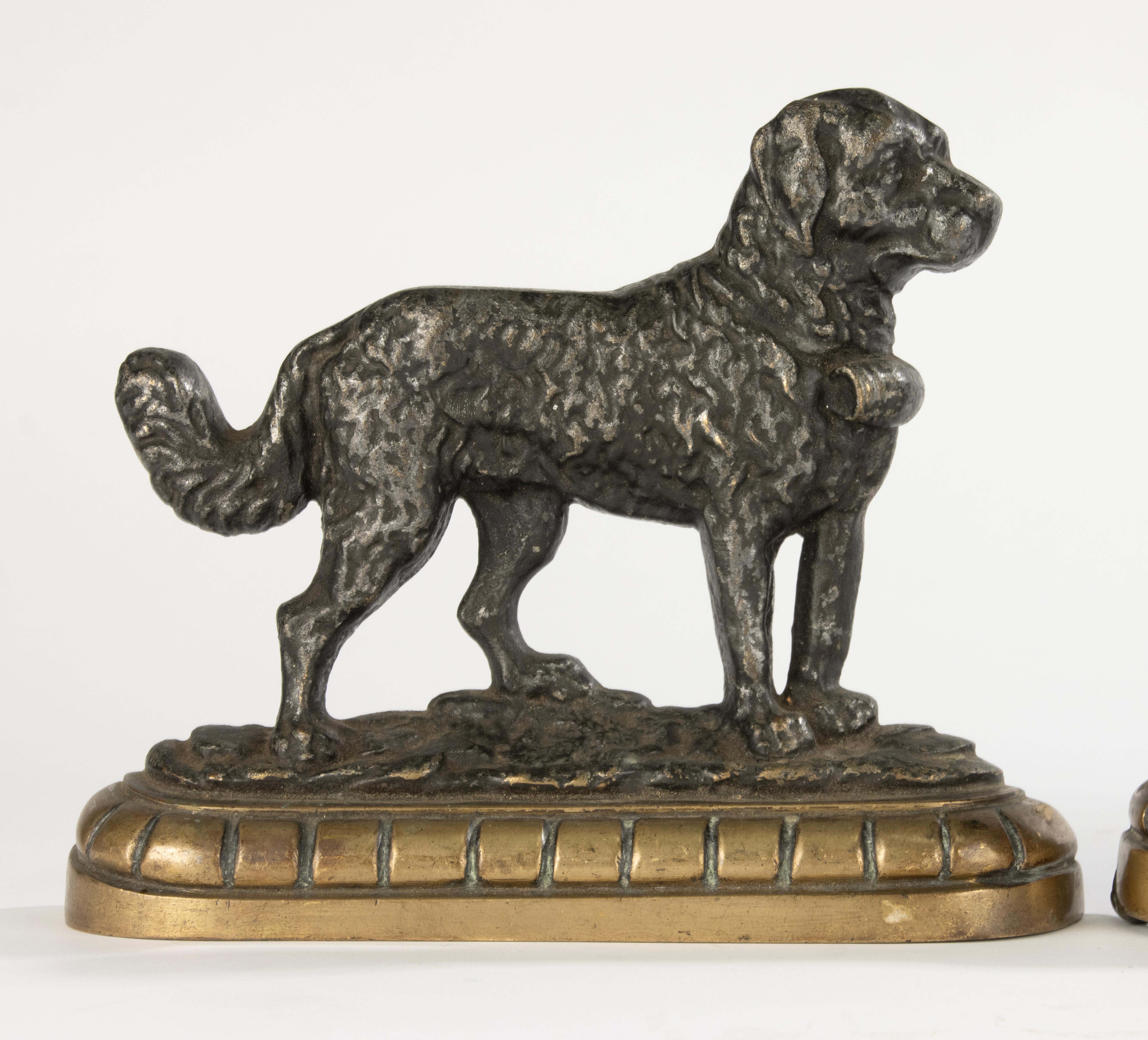 Un bellissimo set di 2 fermaporta antichi, con immagini di cani San Bernardo.
I fermaporta sono realizzati in ghisa con una base in rame.
Origine ed età stimate: Inghilterra, circa 1900.
I fermaporta sono in buone condizioni con evidenti segni di