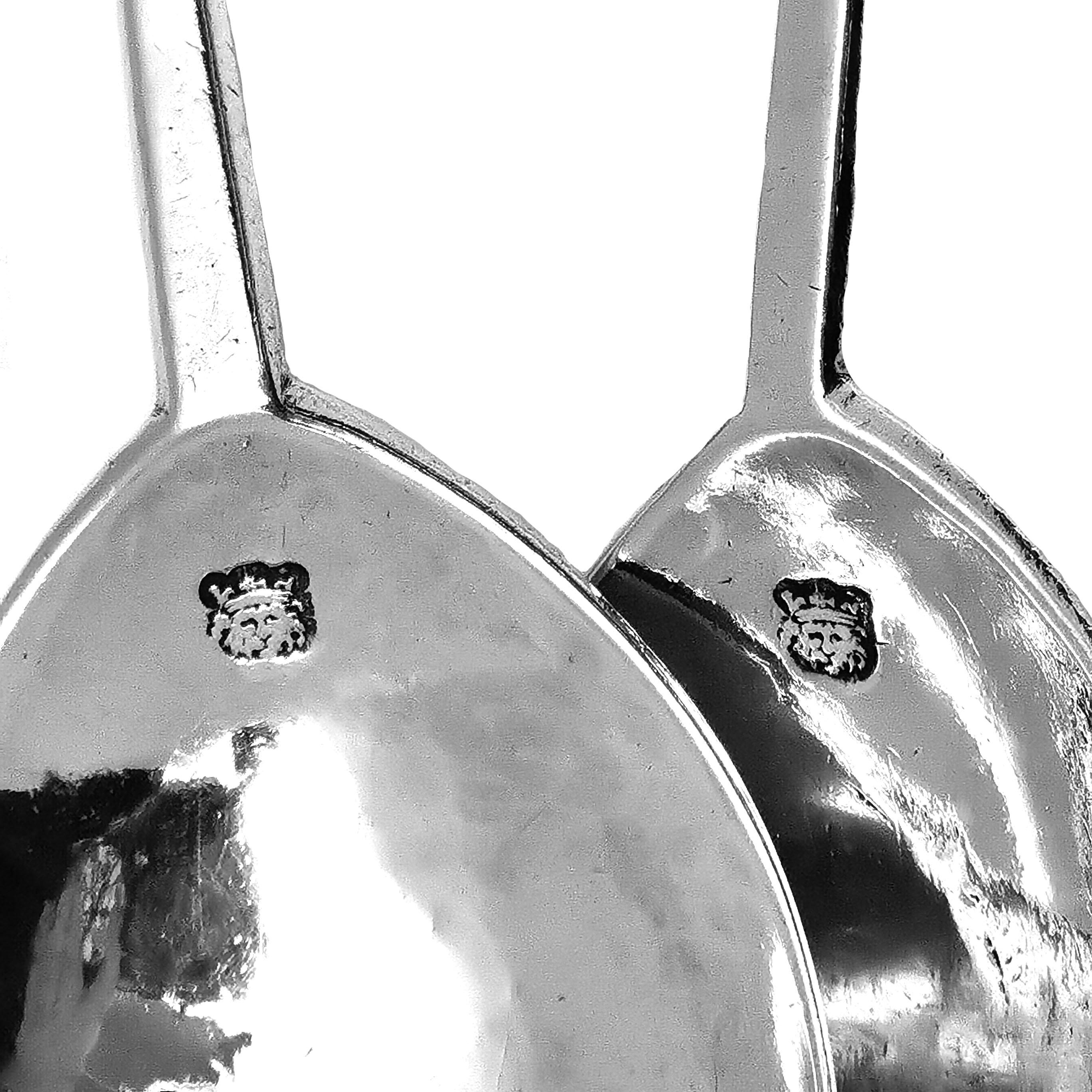 Pair of Antique Charles I Sterling Silver Seal Top Spoons 1629 17th Century In Good Condition In London, GB