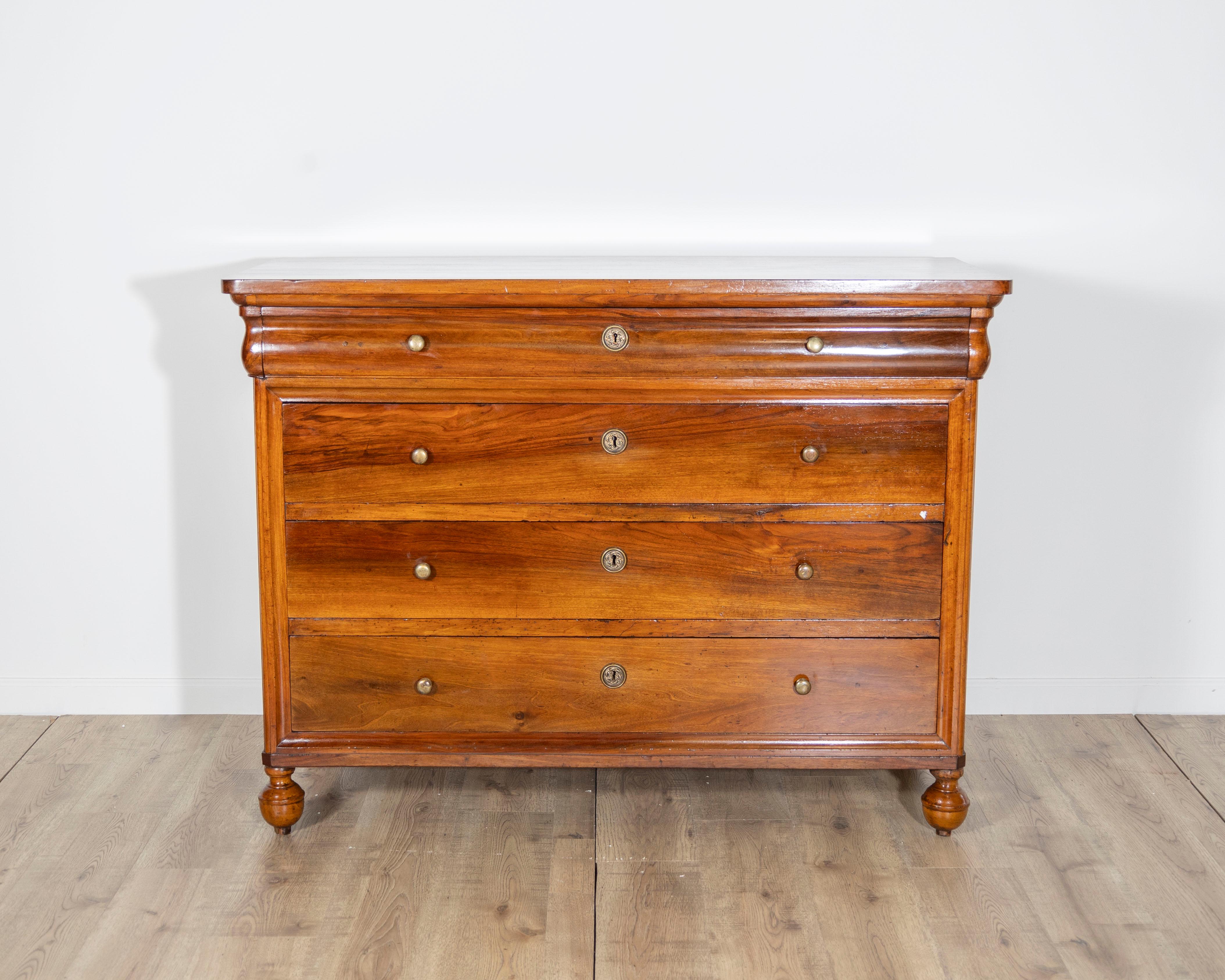 Paire de commodes anciennes Charles X en noyer - Italie 19ème en vente 4