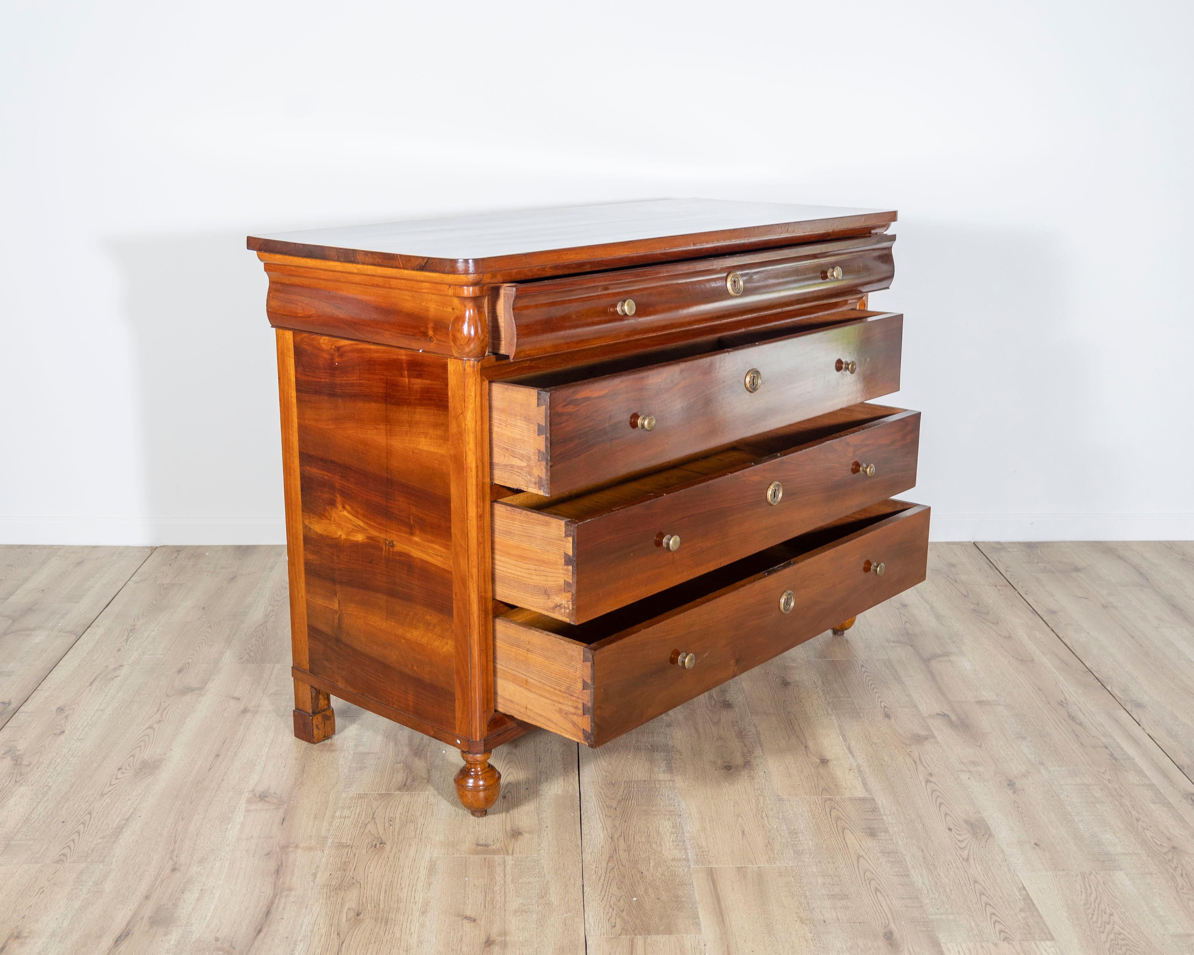 Paire de commodes anciennes Charles X en noyer - Italie 19ème en vente 7
