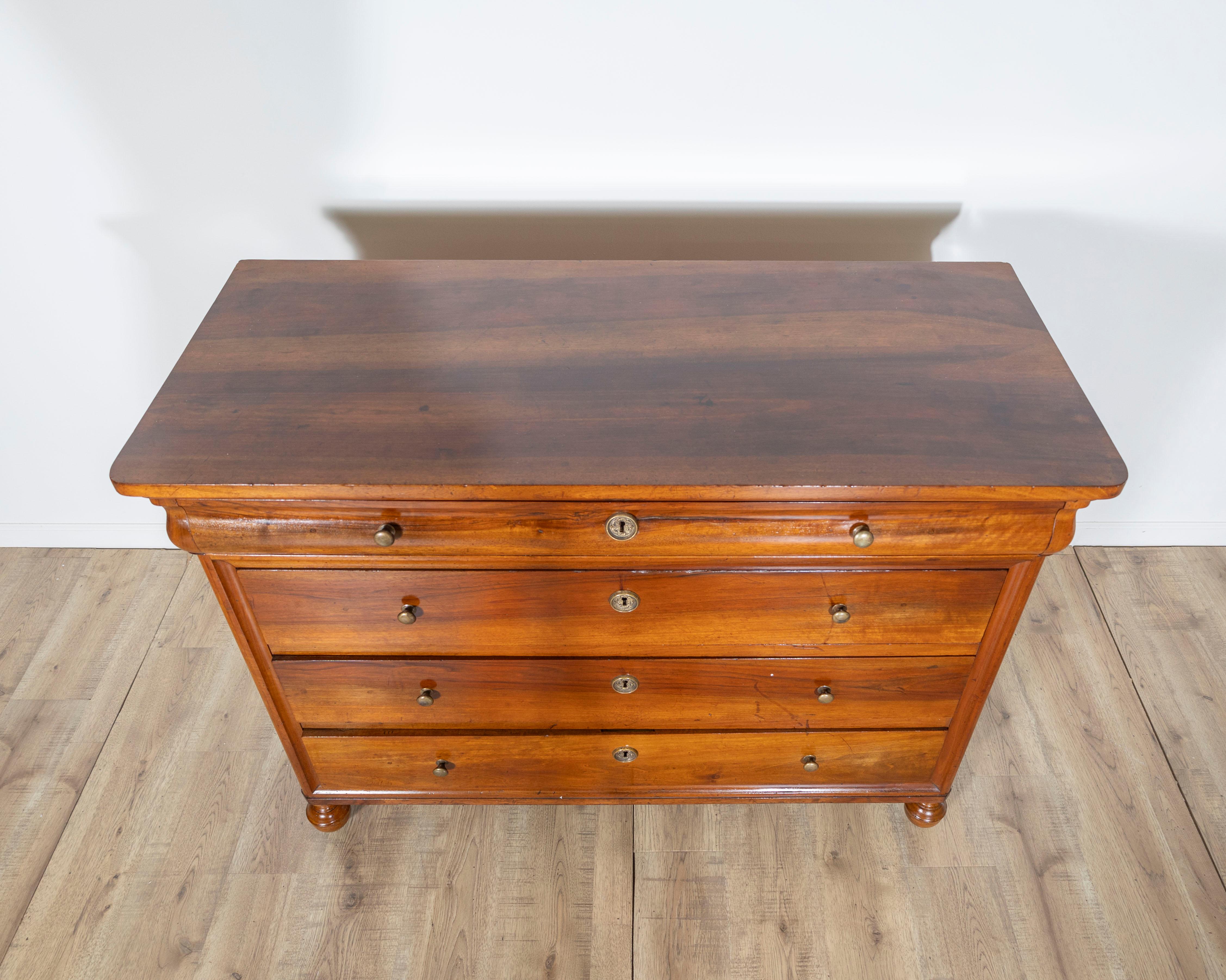 Paire de commodes anciennes Charles X en noyer - Italie 19ème Bon état - En vente à Atlanta, GA