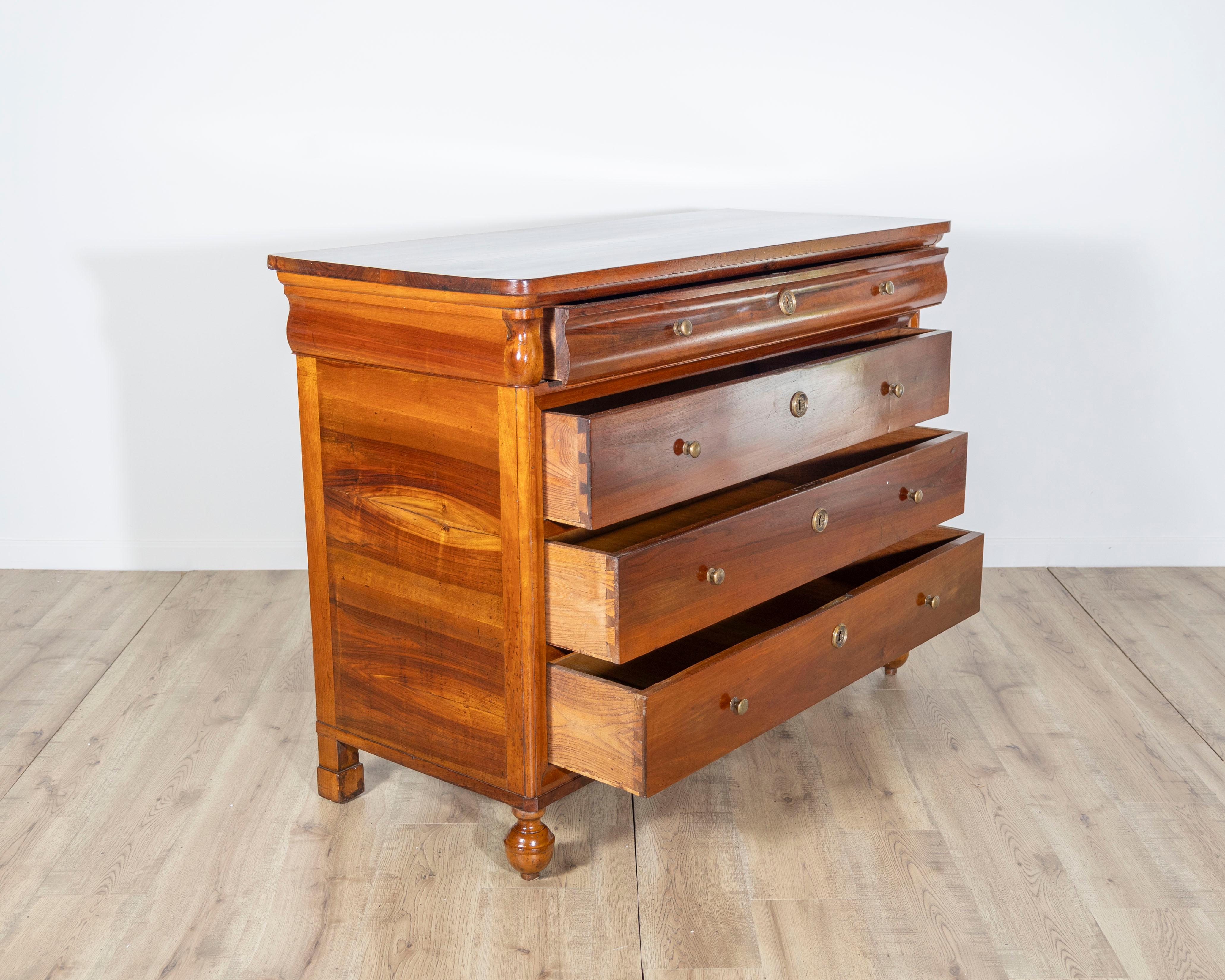 Noyer Paire de commodes anciennes Charles X en noyer - Italie 19ème en vente