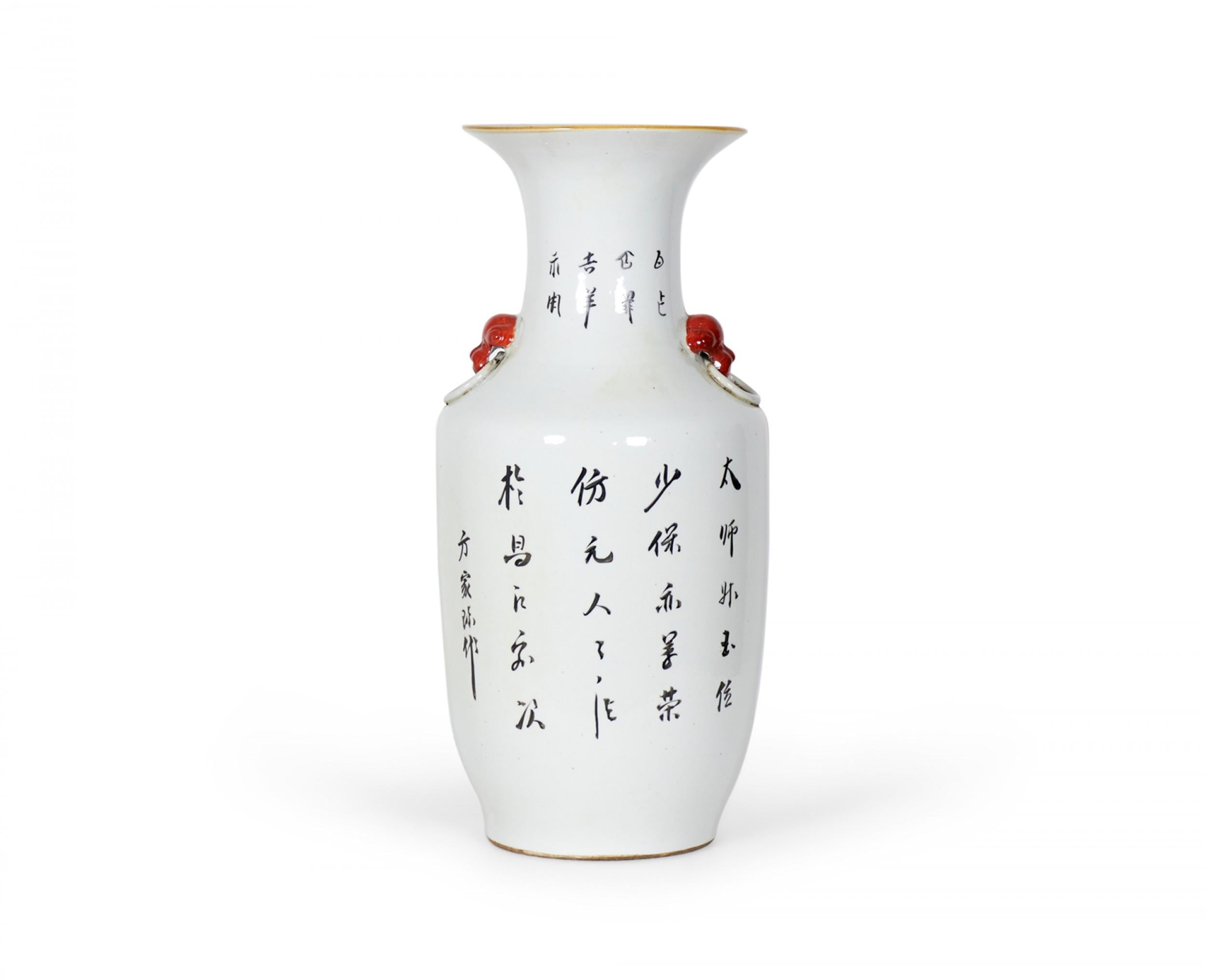 COPPIA di vasi antichi cinesi (fine XIX-inizio XX secolo) in porcellana a forma di urna con un motivo che raffigura dei foo dog arancioni su uno sfondo grigio-beige. (PREZZO IN COPPIA)

Condit: Buono; Usura coerente con l'età e l'utilizzo