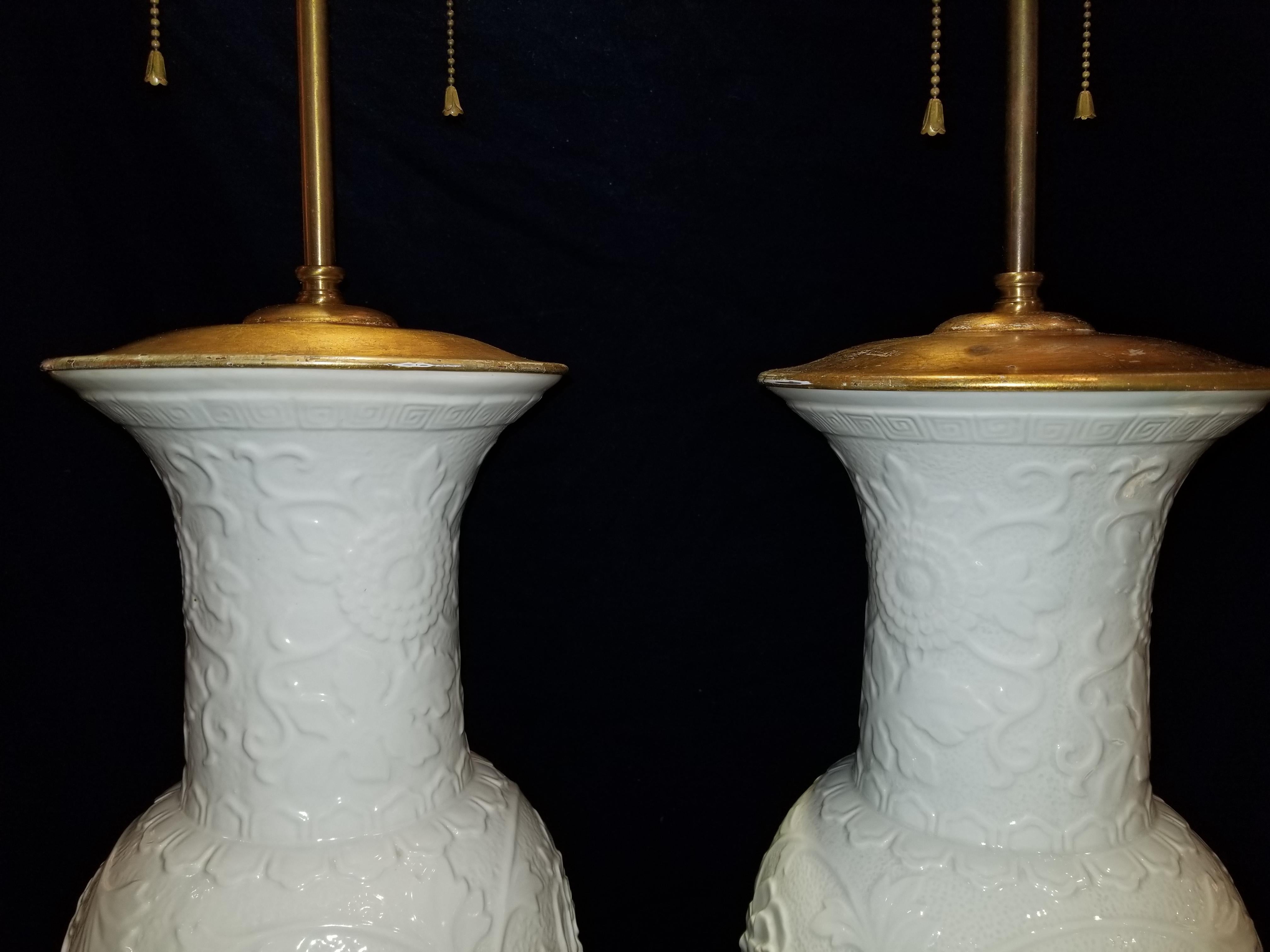 Qing Paire de vases Blanc de Chine anciens montés en lampes en vente