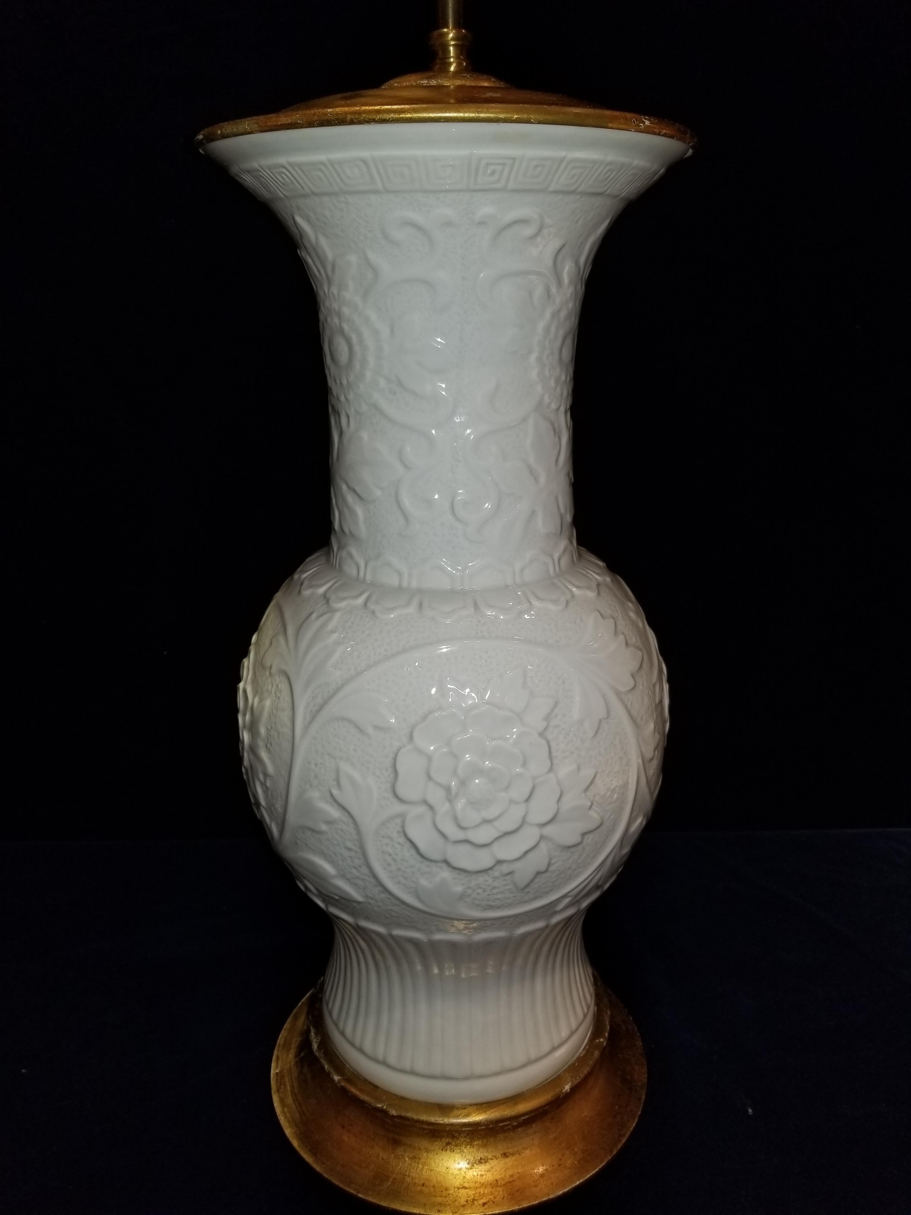 Chinois Paire de vases Blanc de Chine anciens montés en lampes en vente