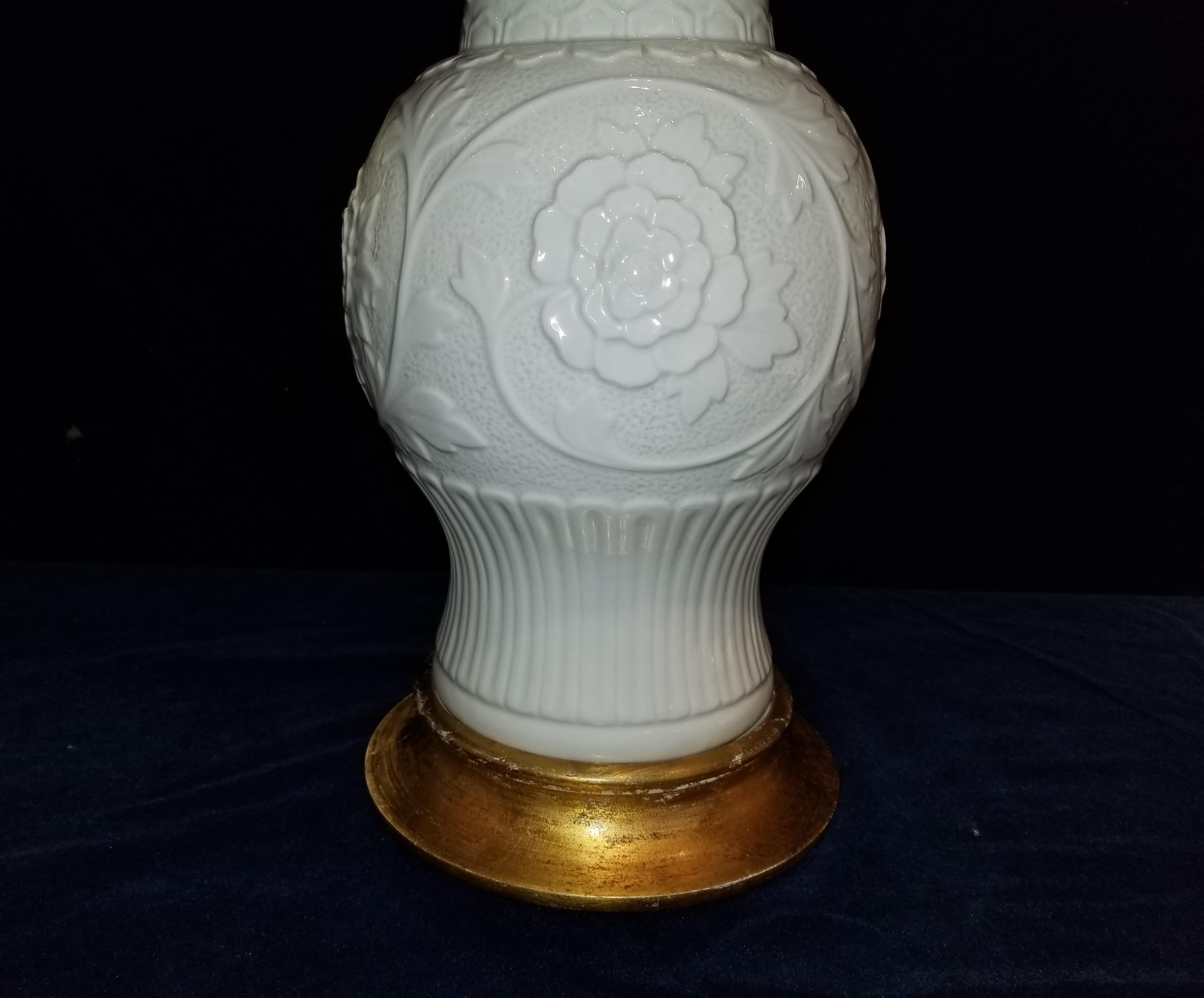 Paire de vases Blanc de Chine anciens montés en lampes Bon état - En vente à New York, NY