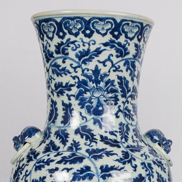 Paar antike chinesische Vasen aus blauem und weißem Porzellan (Qing-Dynastie)