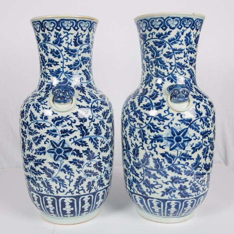 Paar antike chinesische Vasen aus blauem und weißem Porzellan (Handbemalt)
