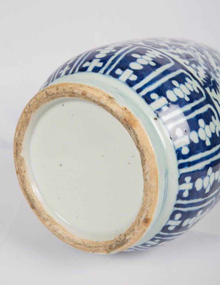 Paar antike chinesische Vasen aus blauem und weißem Porzellan (19. Jahrhundert)