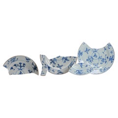 Pareja de Antiguos Platos Chinos de Porcelana Blanca Azul con Escena Floral, S. XVIII