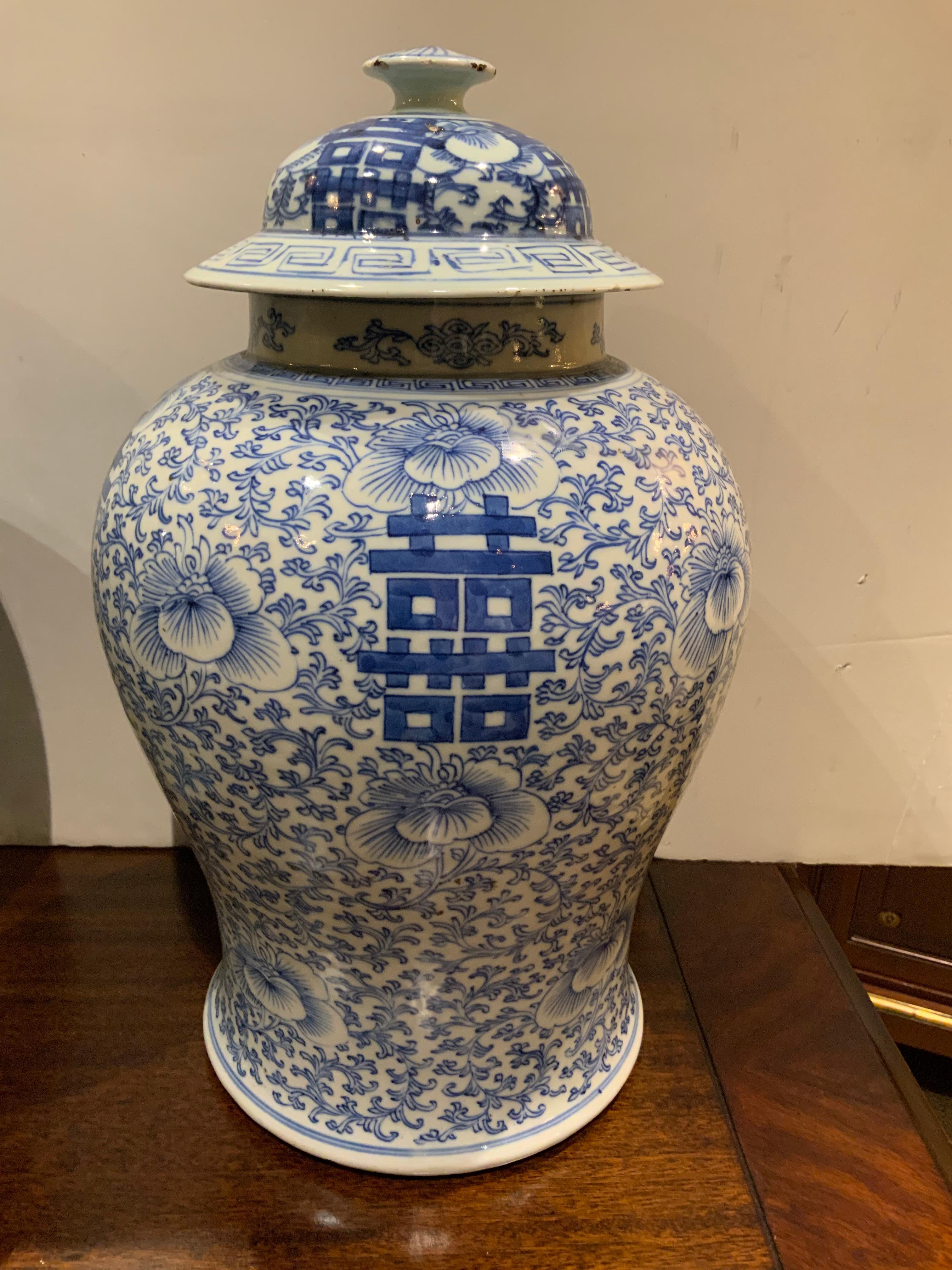 Pareja de jarras antiguas chinas azules/blancas para templos de la dinastía XIX Ching Wang Shu en venta 2