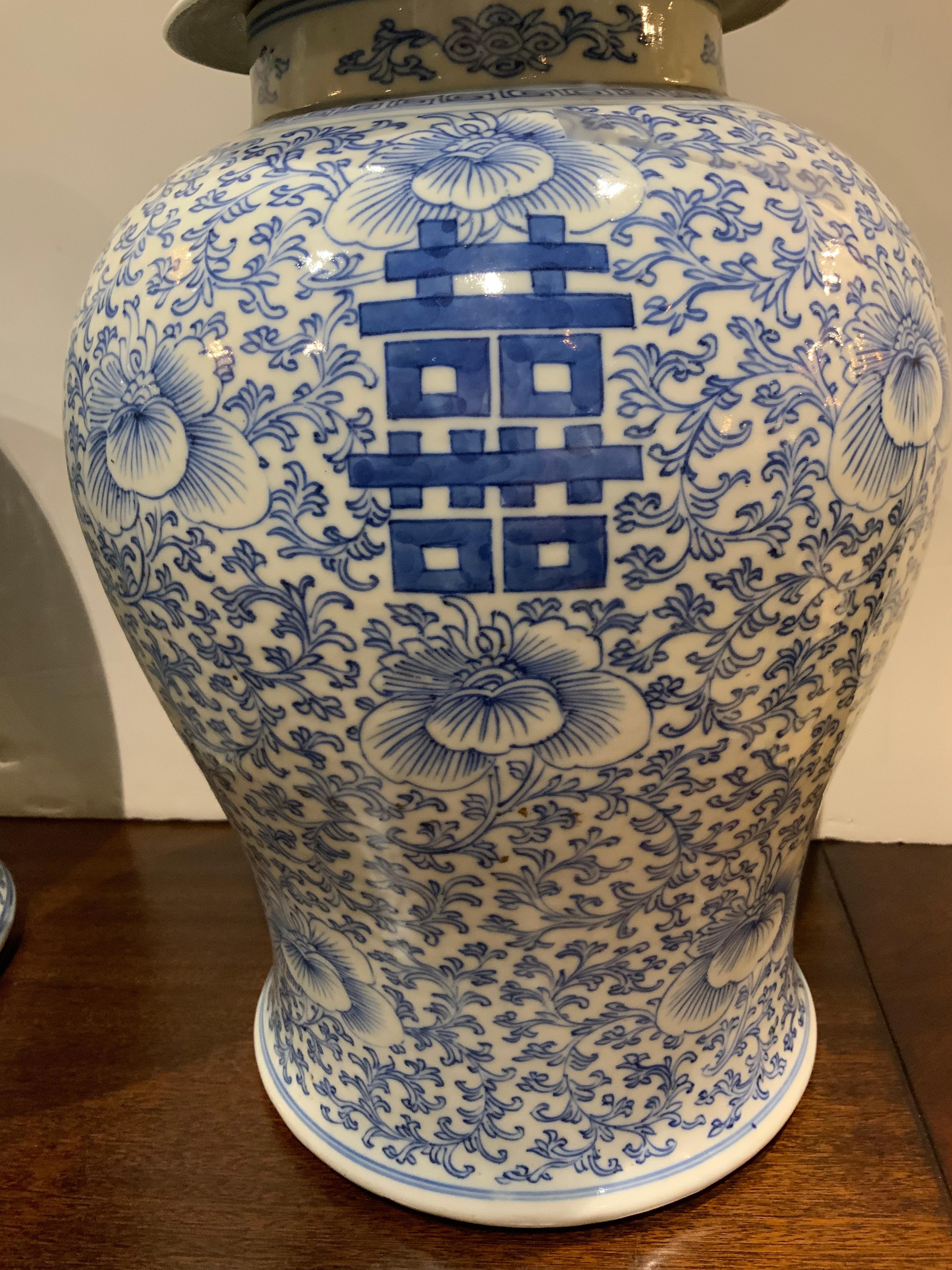 Pareja de jarras antiguas chinas azules/blancas para templos de la dinastía XIX Ching Wang Shu Pintado a mano en venta