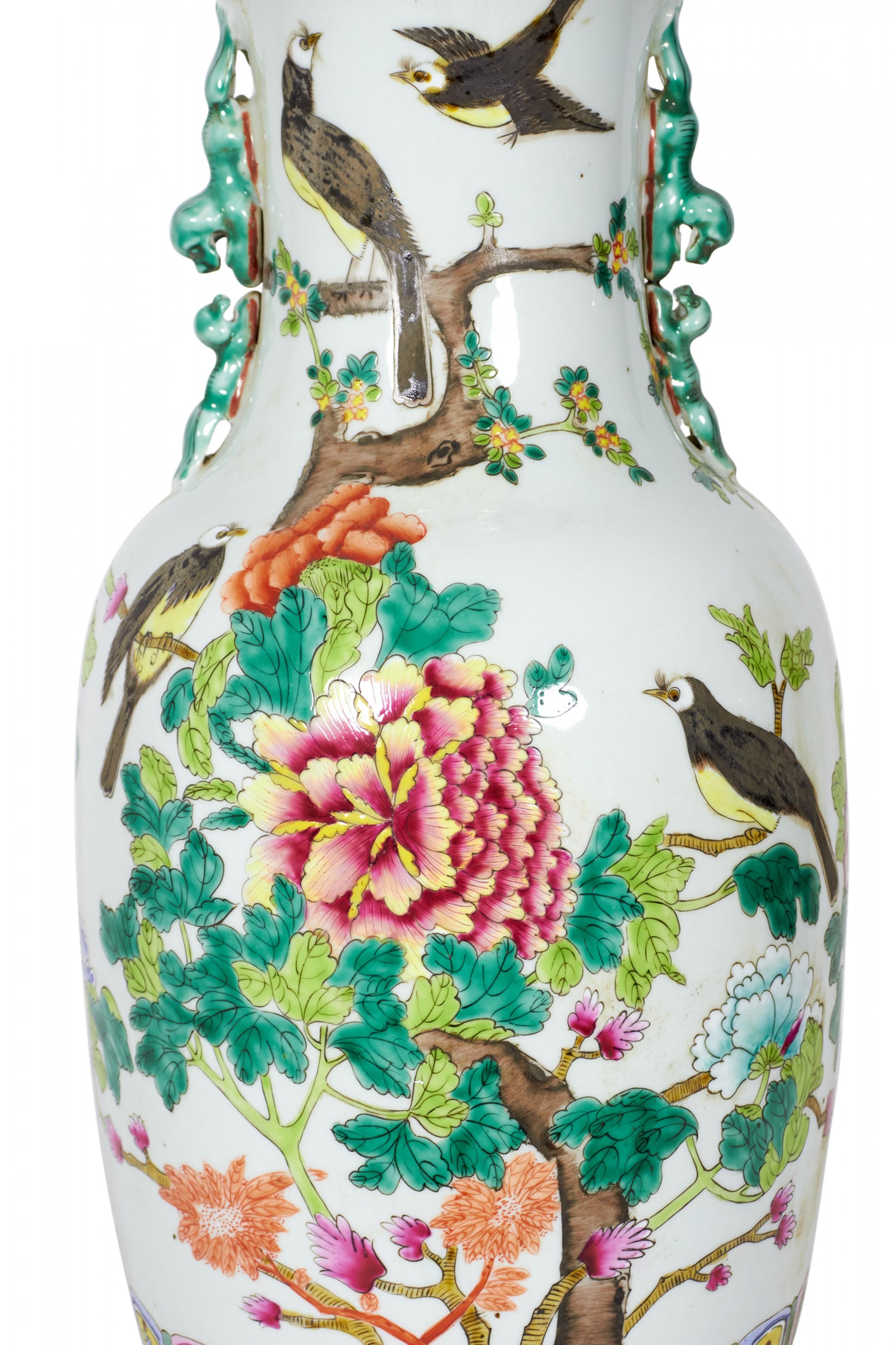 PAIRE de vases rouleau en porcelaine de Chine (fin du 19e siècle-début du 20e siècle) à motif de branches d'arbres et de feuillage dans les verts, les roses et les bruns, et d'oiseaux en vol sur un fond beige. (PRIX PAR PAIRE)