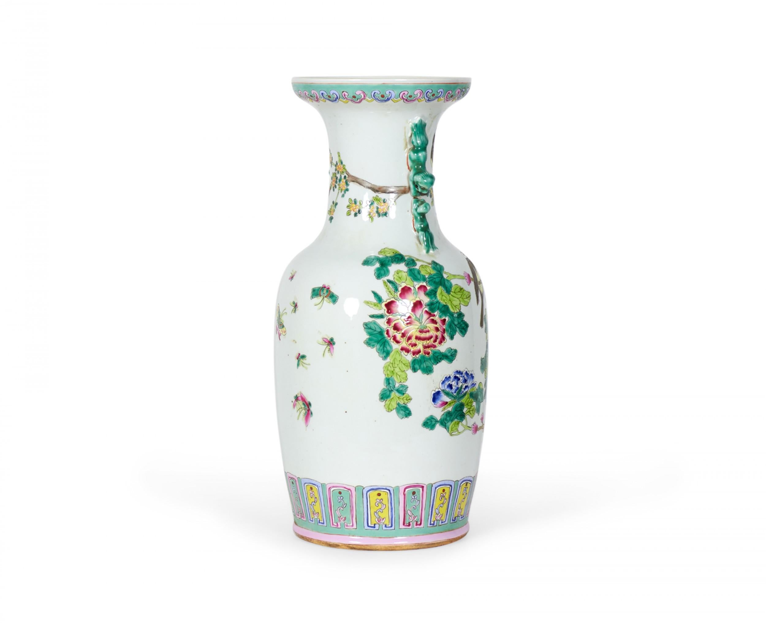 Exportation chinoise Paire de vases chinois anciens en porcelaine de forme rouleau à motifs de branches et d'oiseaux en vente