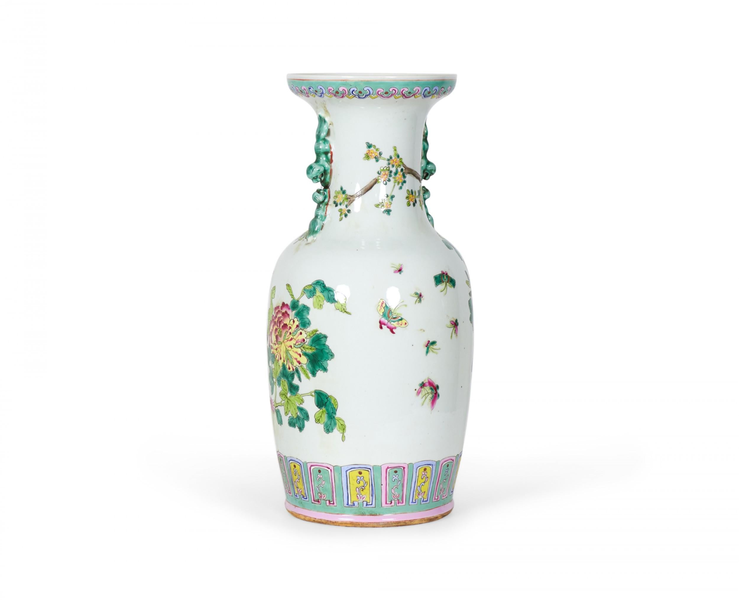 Chinois Paire de vases chinois anciens en porcelaine de forme rouleau à motifs de branches et d'oiseaux en vente