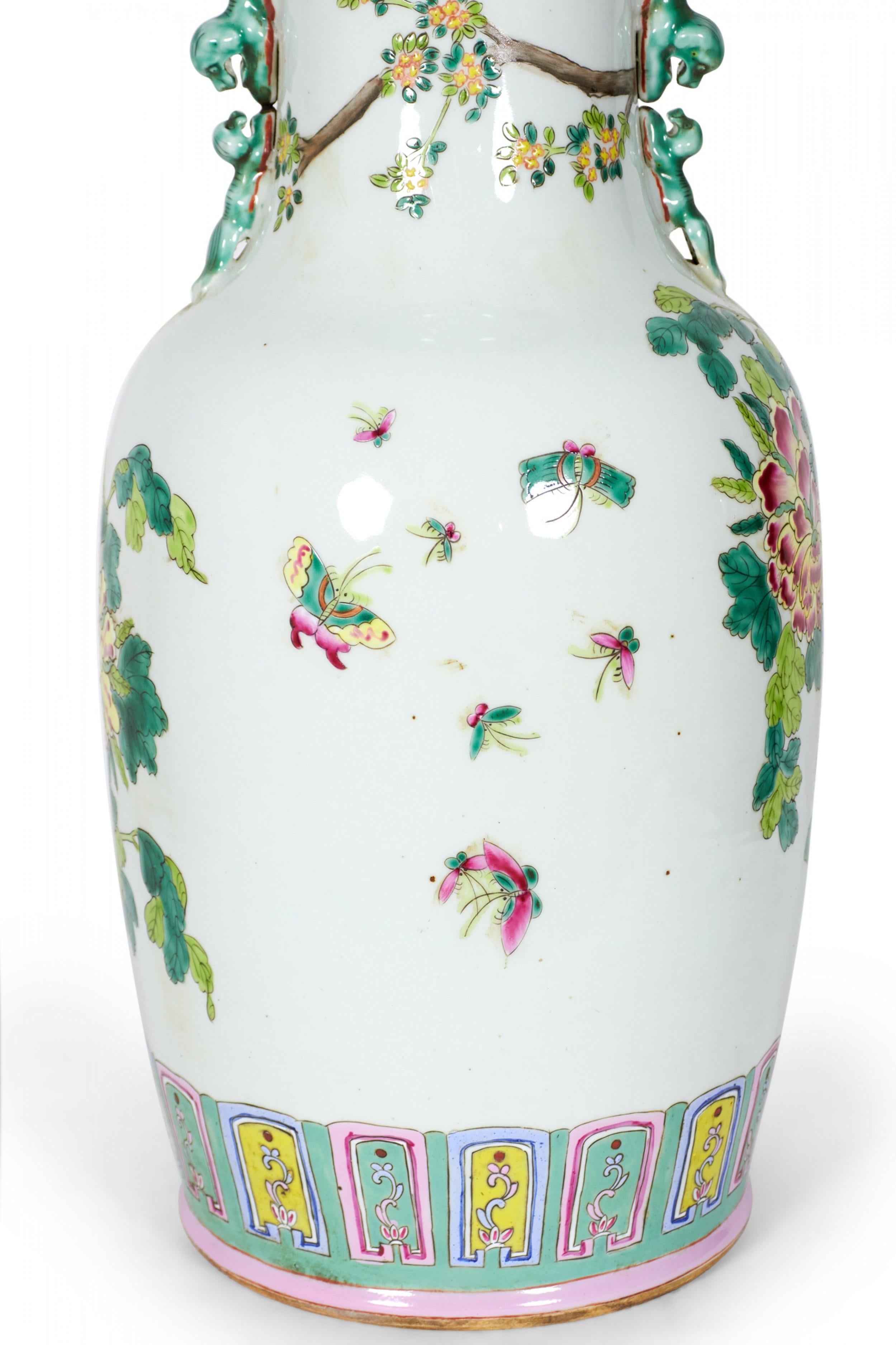 Fait main Paire de vases chinois anciens en porcelaine de forme rouleau à motifs de branches et d'oiseaux en vente