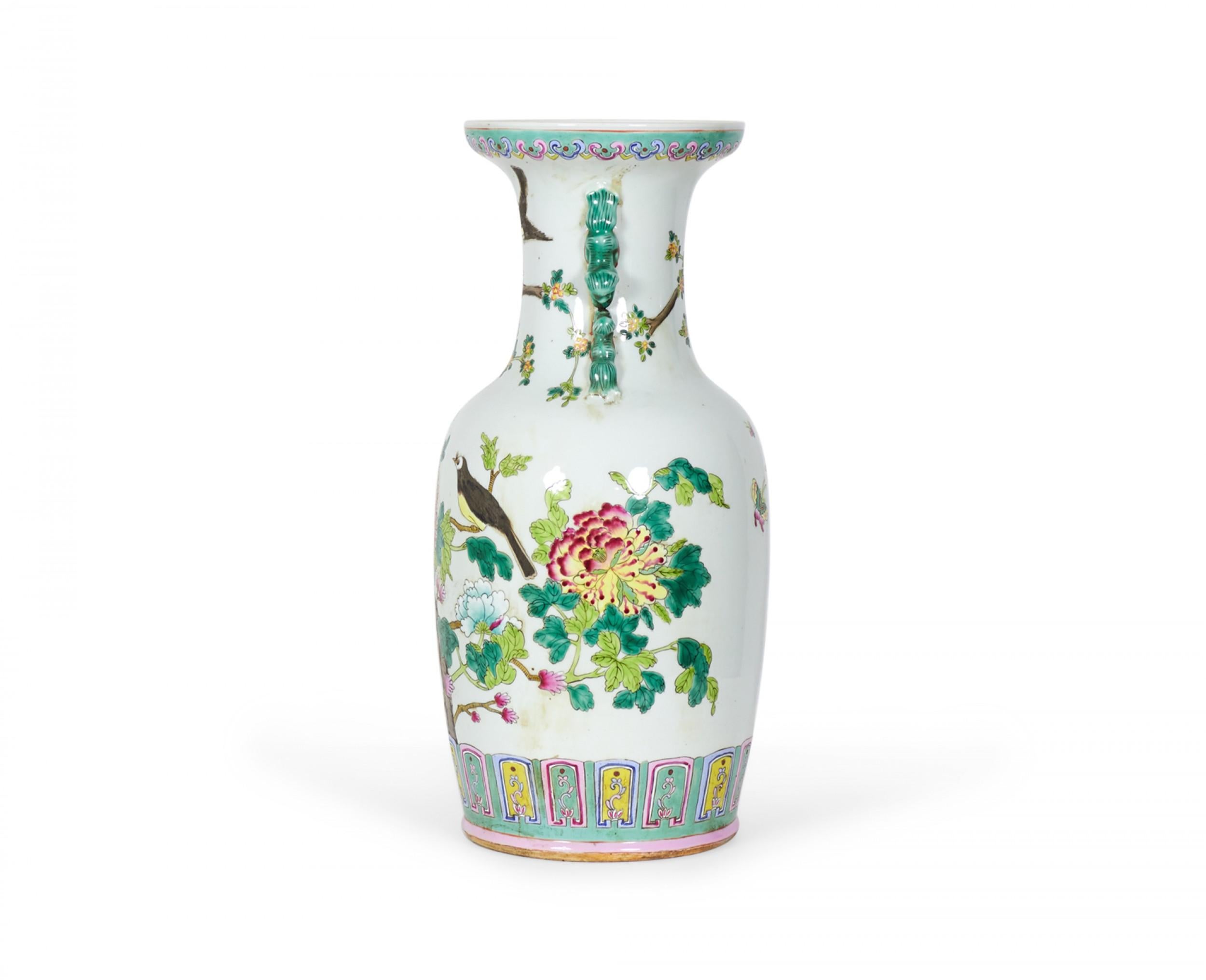 XIXe siècle Paire de vases chinois anciens en porcelaine de forme rouleau à motifs de branches et d'oiseaux en vente