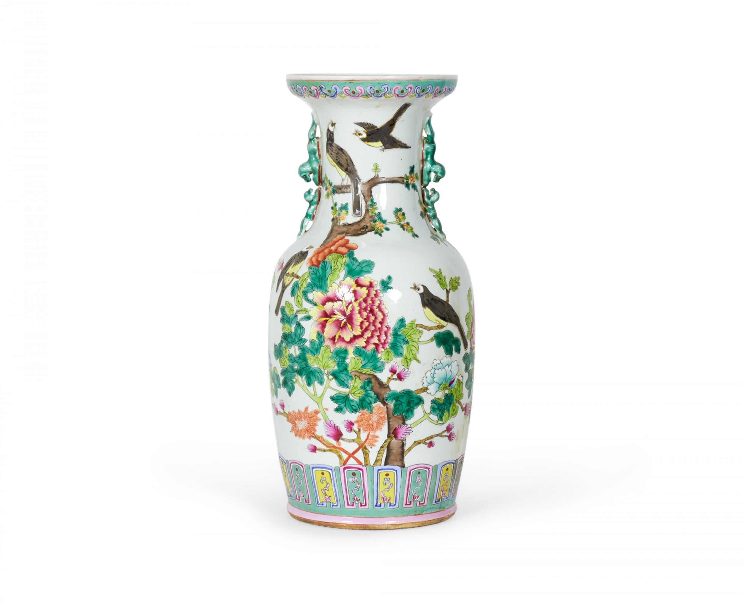 Porcelaine Paire de vases chinois anciens en porcelaine de forme rouleau à motifs de branches et d'oiseaux en vente