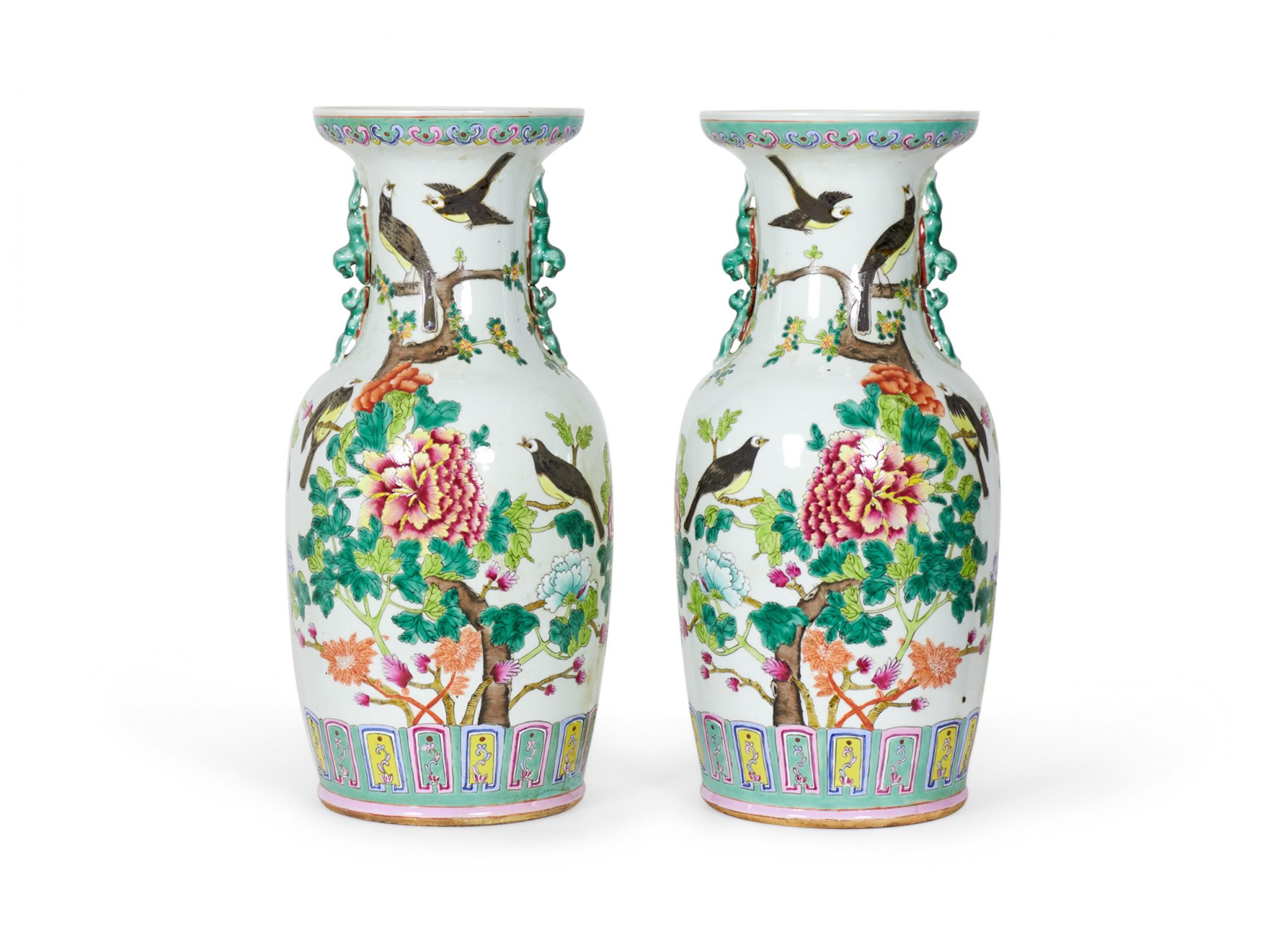 Paire de vases chinois anciens en porcelaine de forme rouleau à motifs de branches et d'oiseaux en vente 1